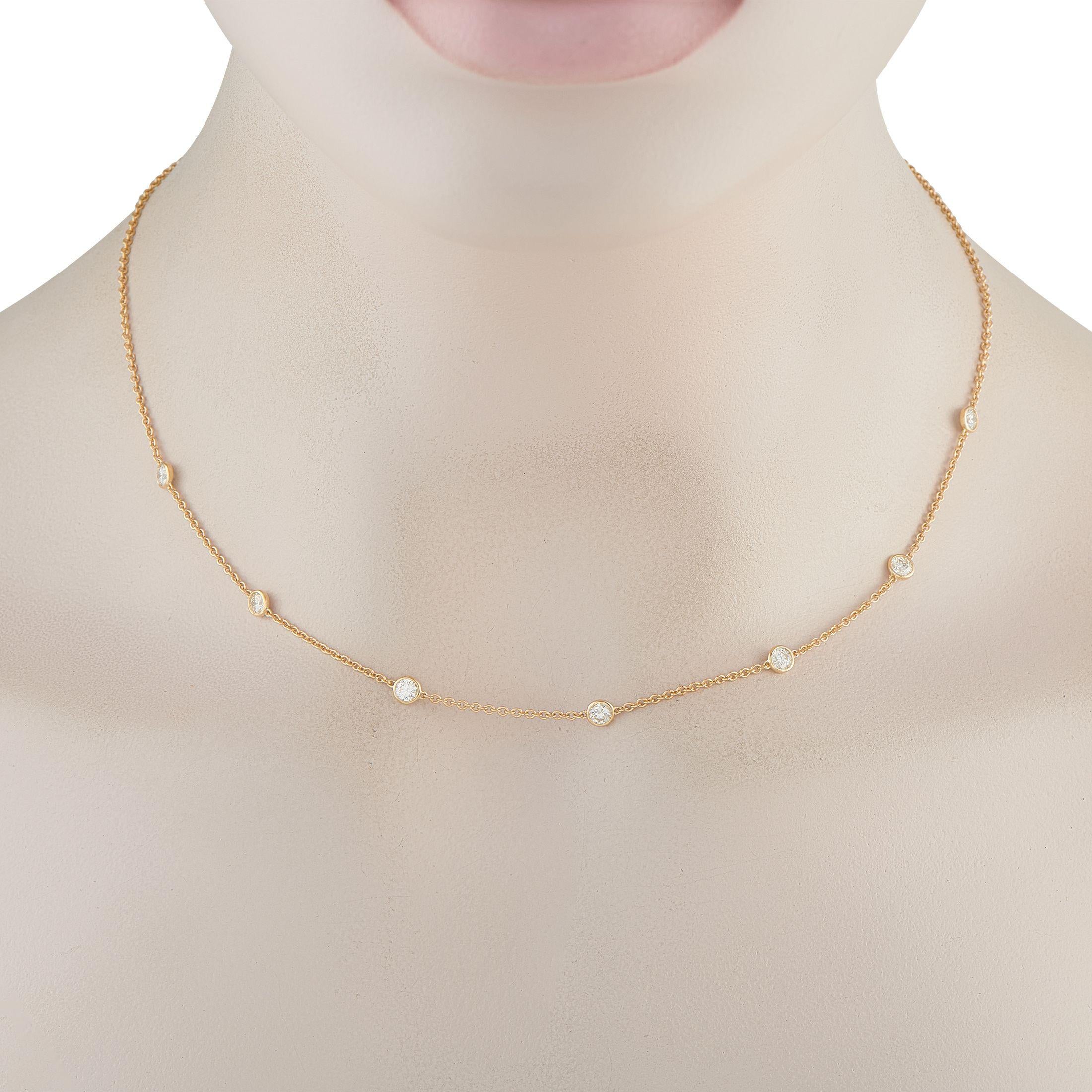 Une série de diamants de taille ronde d'un poids total de 1,05 carat fait briller ce collier à chaque fois qu'il capte la lumière. Parfait pour toutes les occasions, il est fabriqué en or jaune 18 carats et mesure 17 cm de long. Ce bijou est offert