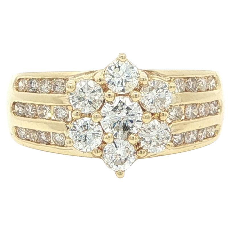 18k Gelbgold 1,05ctw Runde Diamant Cluster Blume breite Band Ring im Angebot