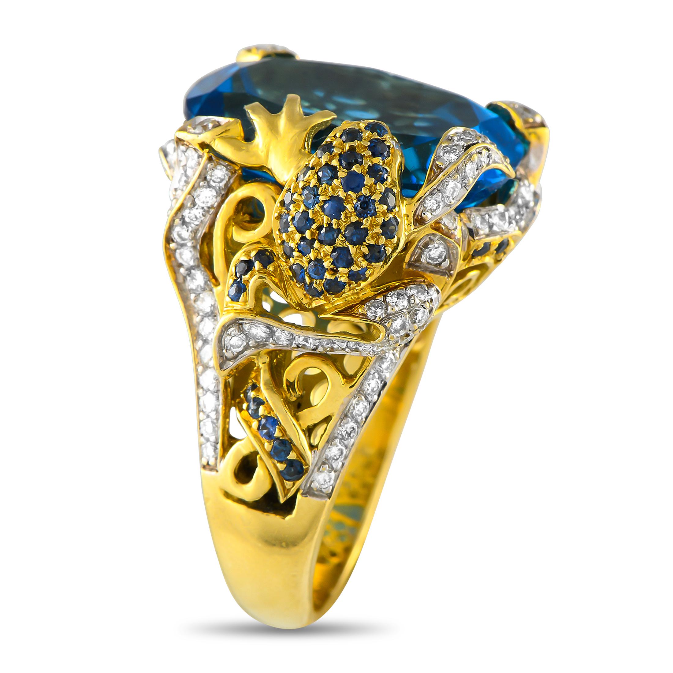 Une bague de cocktail à la fois fantaisiste et opulente qui offre une présence exceptionnelle au doigt. Cette pièce en or jaune présente une superbe pierre centrale en topaze de 25,69 ct, soutenue par un anneau effilé aux épaules stylisées et