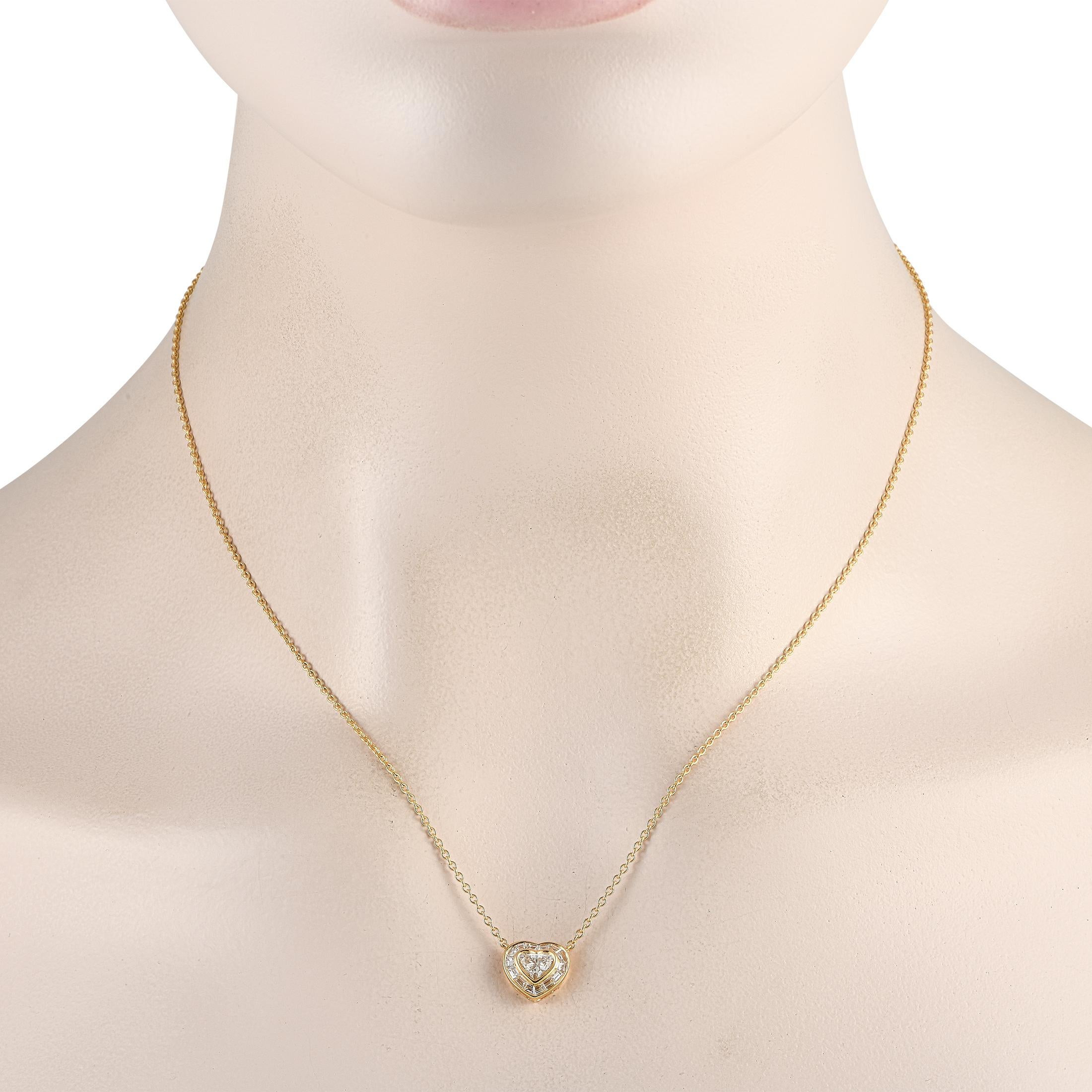 Ein herzförmiger, 0,45 runder Anhänger hängt in der Mitte einer 18er Kette an dieser bezaubernden Halskette. Dieses beeindruckende Accessoire wird durch funkelnde Diamanten mit einem Gesamtgewicht von 1,0 Karat veredelt.  mit einem herzförmigen