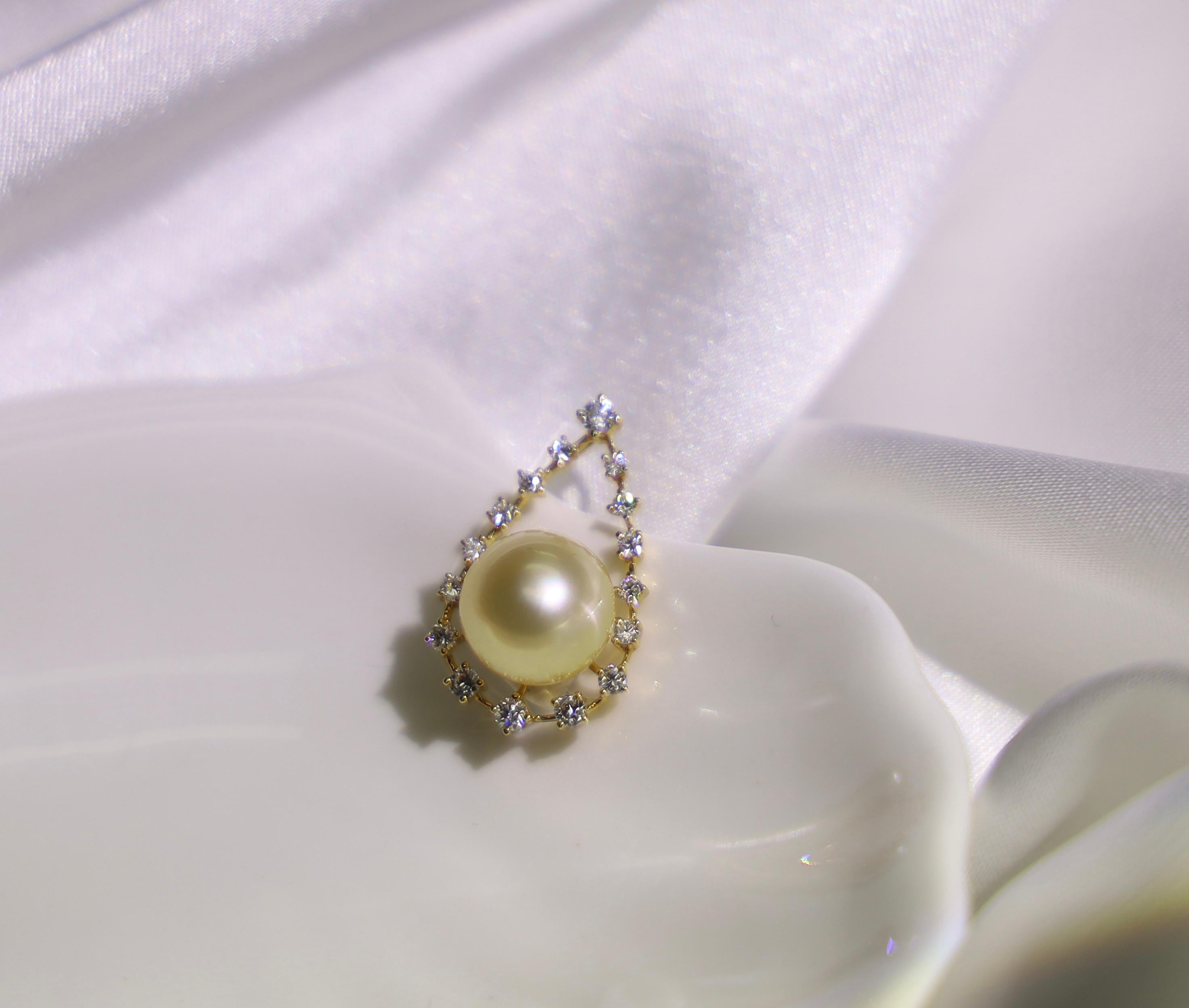 18K Yellow Gold South Sea Golden Pearl & Diamond Pendant Necklace

South Sea Pearl - 10mm
16 Diamonds - 0.372 CT

Total Weight - 3.01 GM

