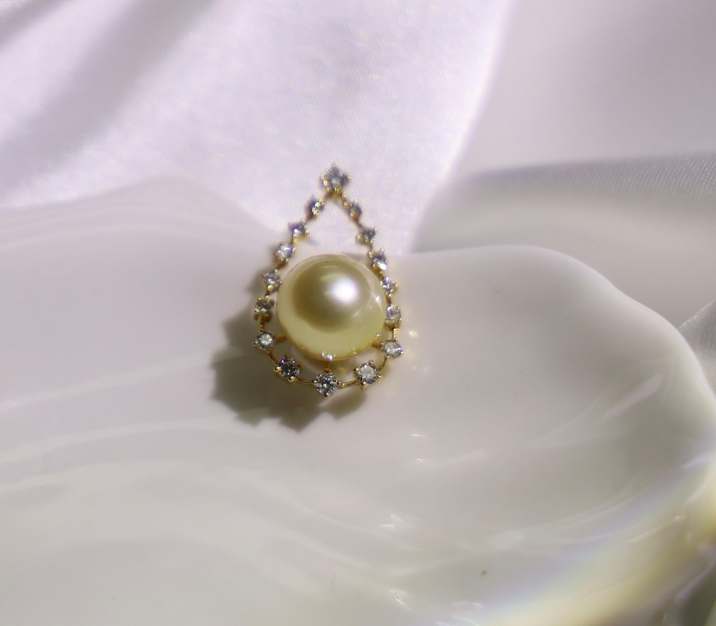 Modern 18K Yellow Gold 10mm South Sea Golden Pearl & Diamond Pendant Necklace For Sale