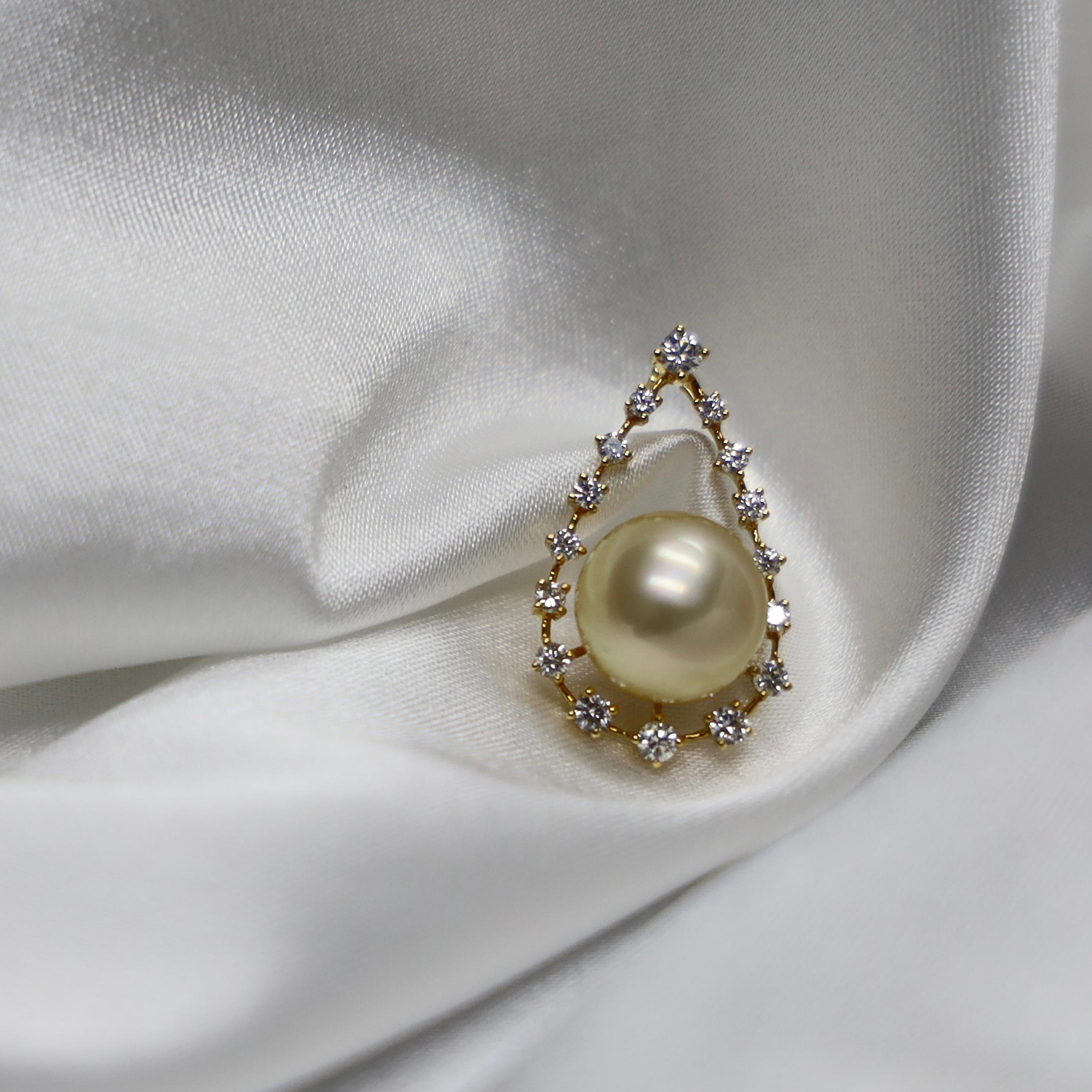 Round Cut 18K Yellow Gold 10mm South Sea Golden Pearl & Diamond Pendant Necklace For Sale