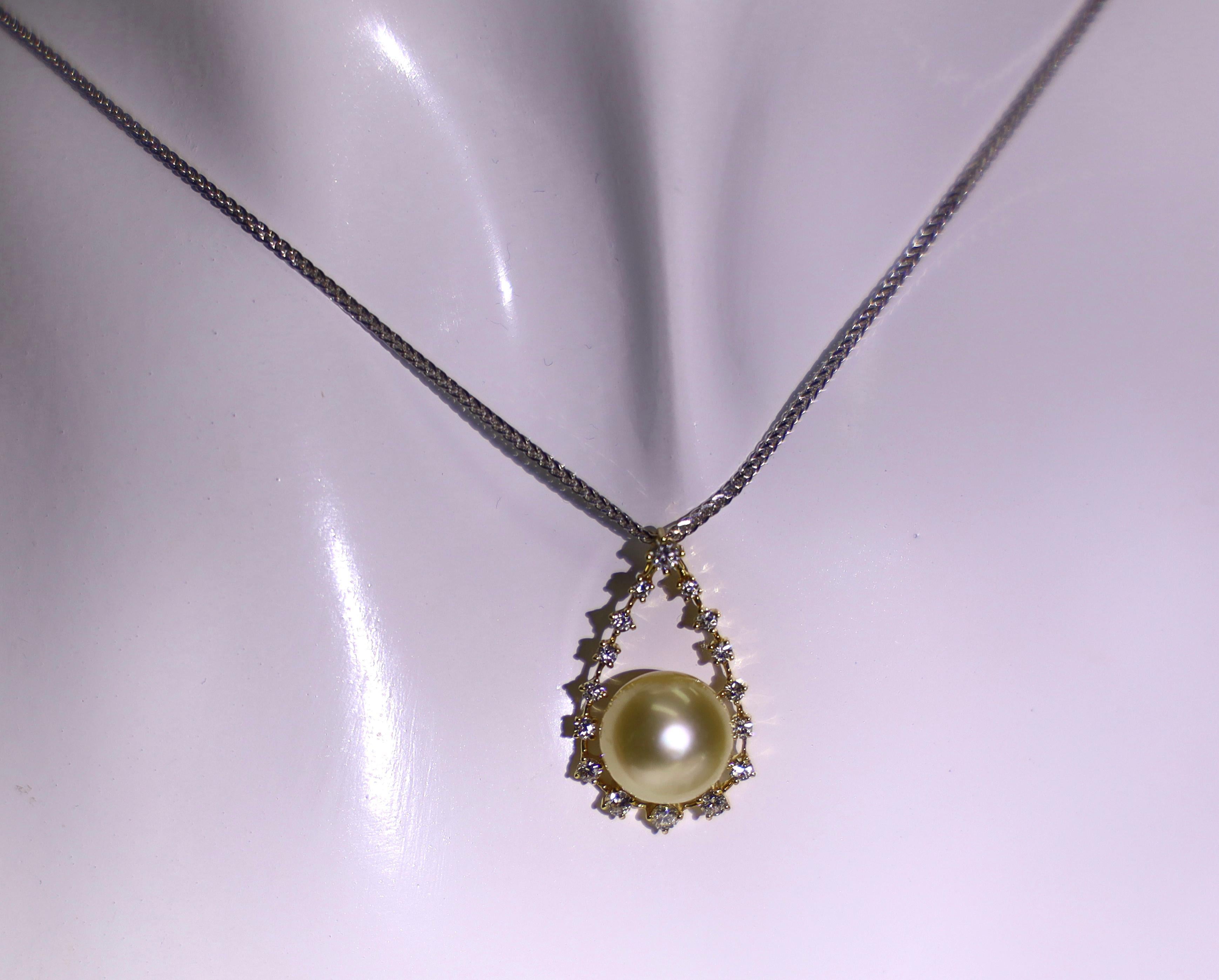 18K Yellow Gold 10mm South Sea Golden Pearl & Diamond Pendant Necklace In New Condition For Sale In Kowloon, HK