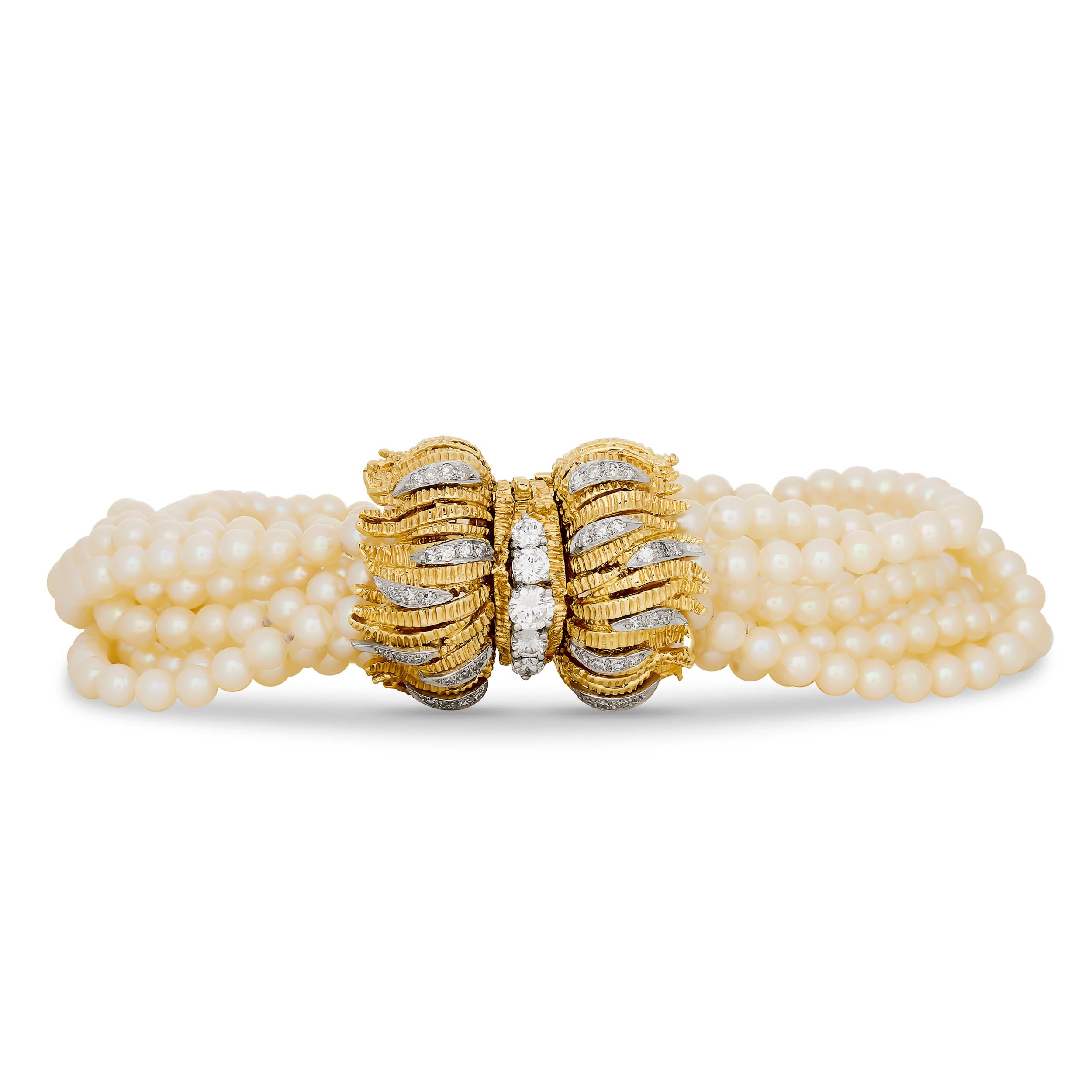 Ce luxueux bracelet comporte onze rangs de perles culminant dans un élégant fermoir en or jaune 18 carats, minutieusement détaillé avec de l'or texturé et des diamants taillés en brillant.

Les perles mesurent environ 3,8-4,2 mm. Il y a environ 0,90