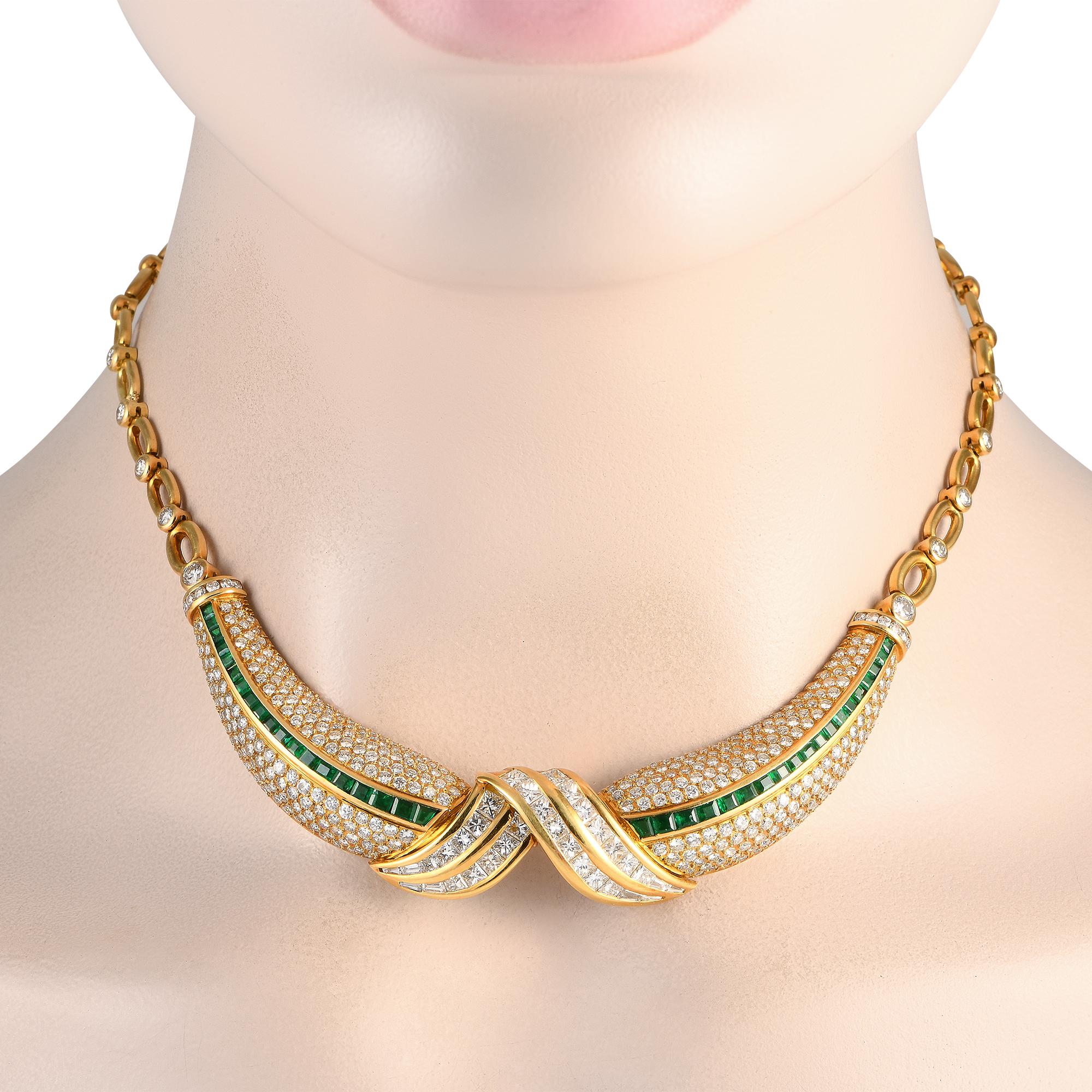Lassen Sie sich von der Eleganz dieser außergewöhnlich luxuriösen Halskette beeindrucken. Er ist fachmännisch aus reichhaltigem 18-karätigem Gelbgold gefertigt und mit 11 Karat Diamanten und 3,85 Karat leuchtend grünen Smaragdsteinen besetzt. Die