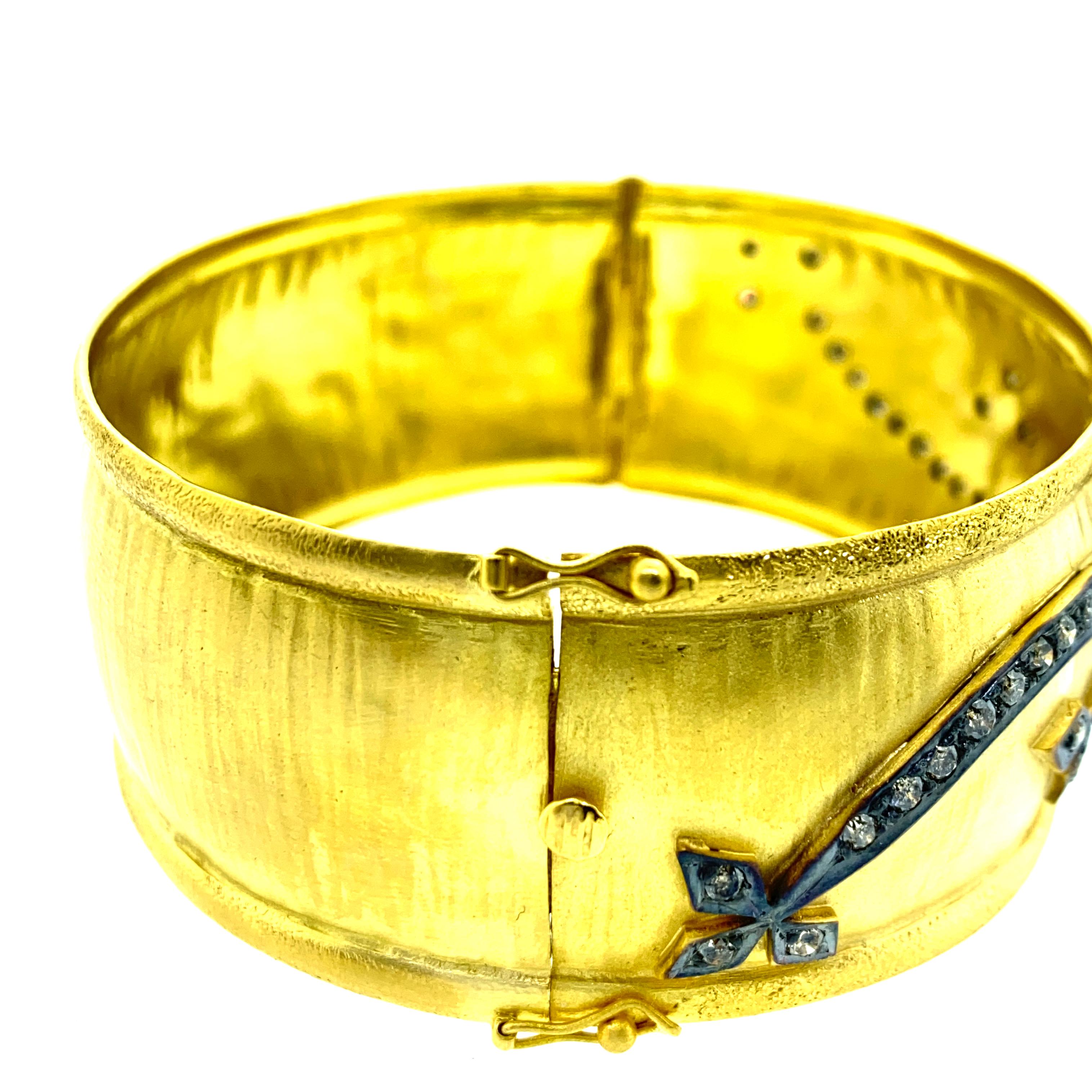 Oval Cut 18 Karat Yellow Gold 1.11 Carat Diamond 17.50 Carat Citrine Bangle For Sale