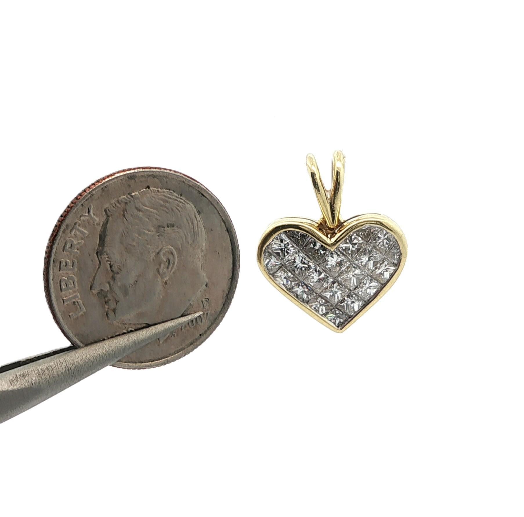Taille carrée Pendentif à breloques en or jaune 18k 1.12ctw Square Invisible Set Diamond Heart en vente