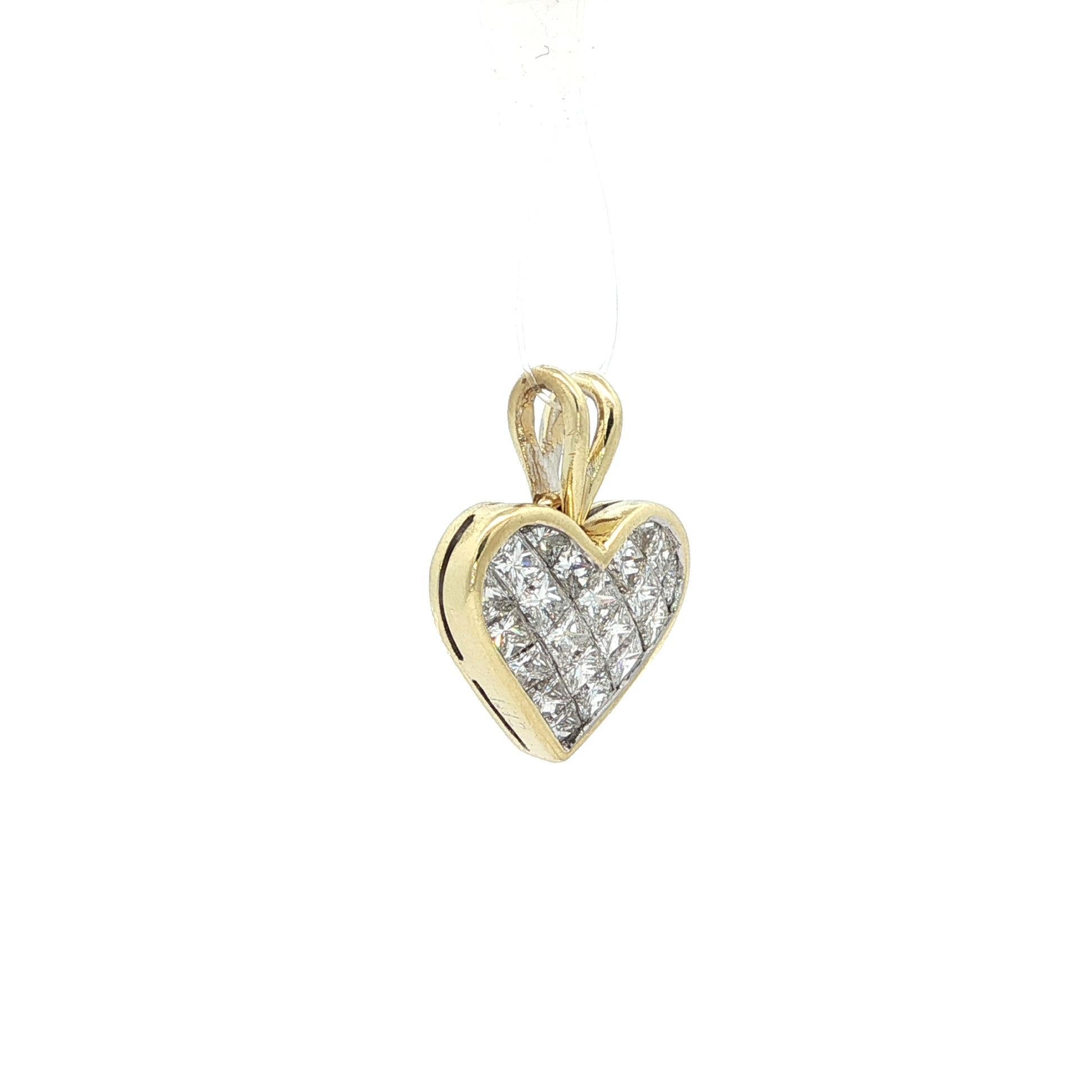 Pendentif à breloques en or jaune 18k 1.12ctw Square Invisible Set Diamond Heart Excellent état - En vente à Montclair, NJ