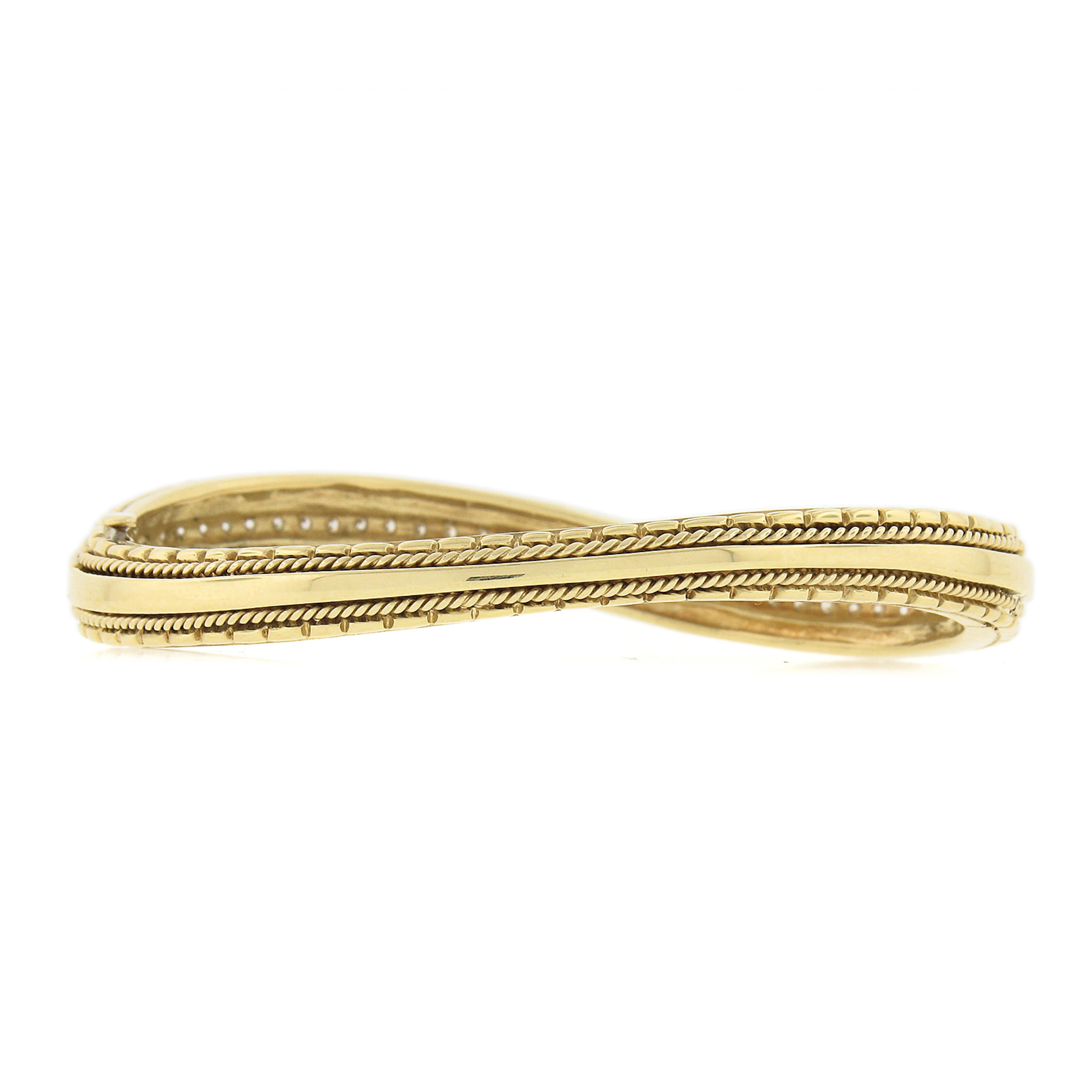 18k Yellow Gold 1.14ct Pave Round Brilliant Diamond Wavy Hinged Bangle Bracelet In Excellent Condition In Montclair, NJ