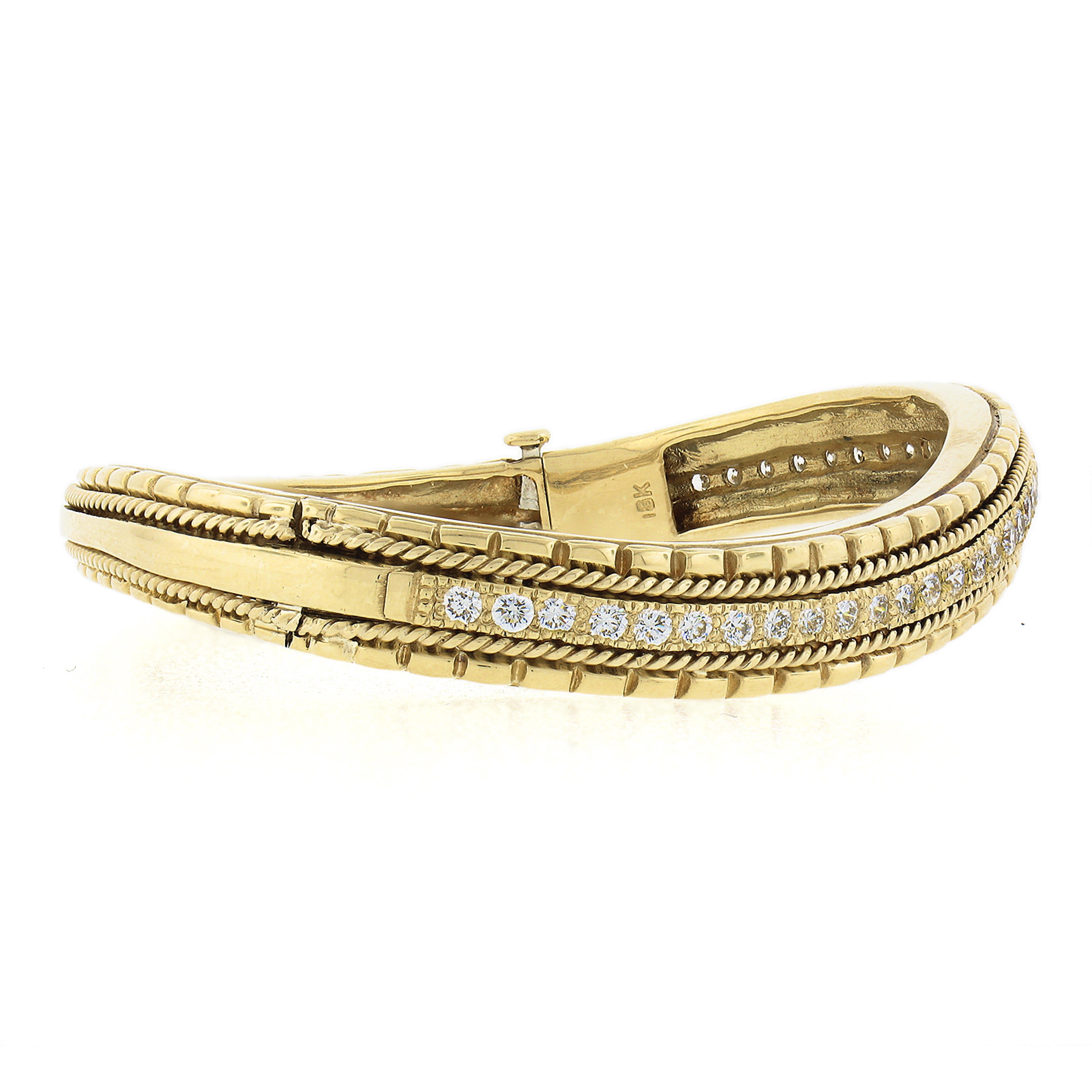 Bracelet jonc à charnières ondulée en or jaune 18 carats avec diamants ronds brillants pavés de 1,14 carat en vente 1