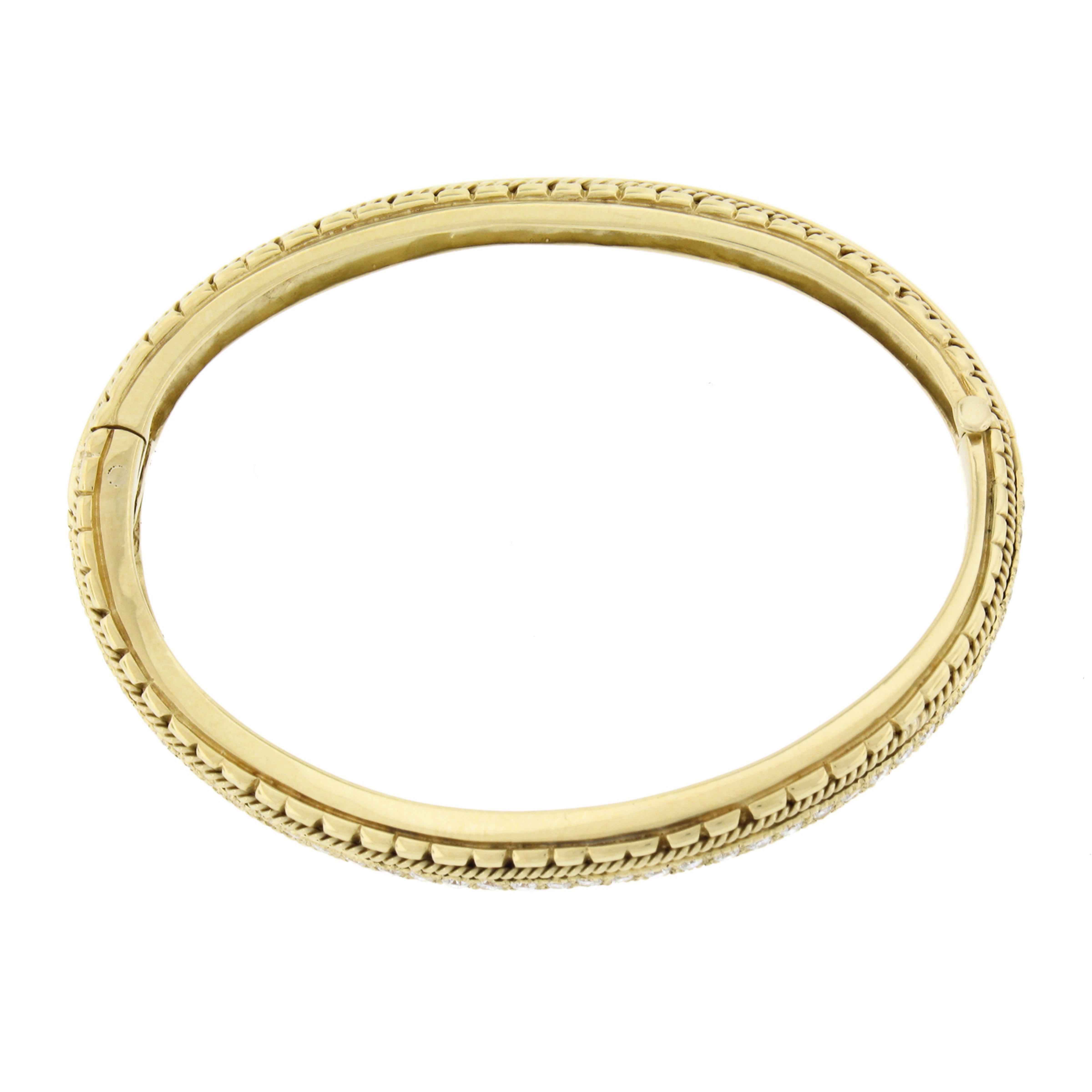 Bracelet jonc à charnières ondulée en or jaune 18 carats avec diamants ronds brillants pavés de 1,14 carat en vente 2