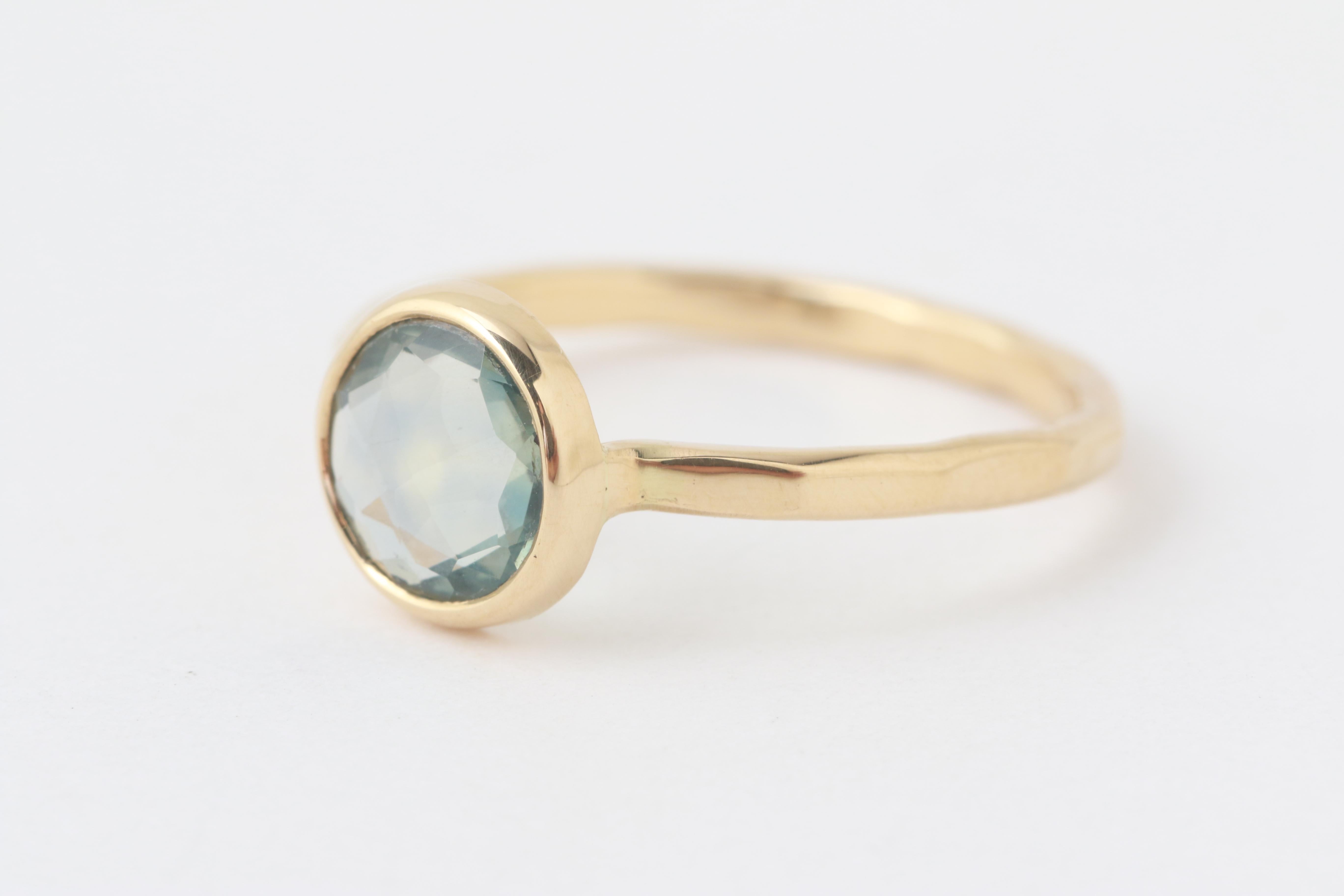 Women's or Men's 18k Yellow Gold 1.15 Carat Rosecut Blue Sapphire Ring For Sale