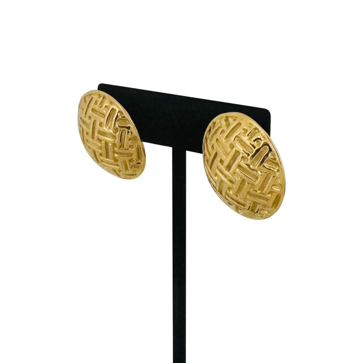 Zustand:  Ausgezeichneter Condit, Professionell gereinigt und poliert
Metall: 18k Gold (markiert und professionell getestet)
Gewicht: 11,5 g
Länge: 1,1 Zoll
Breite: 1,1 Zoll
Verschluss:  Pfosten mit Omega-Rücken
Markierungen: 