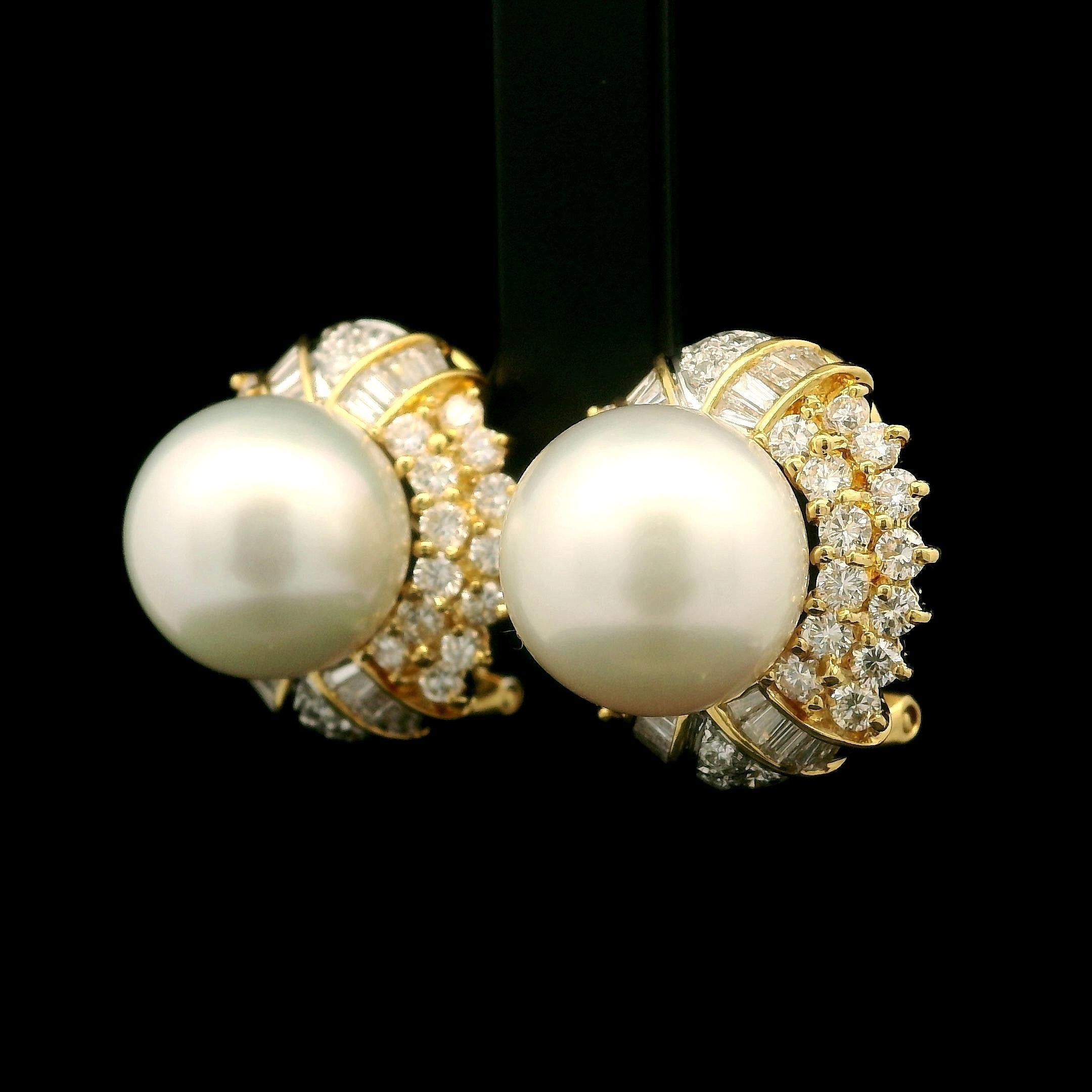 Orecchini Omega in oro giallo 18k con perle bianche dei mari del sud da 11,5 mm e diamanti da 1,55 ct. in vendita 5