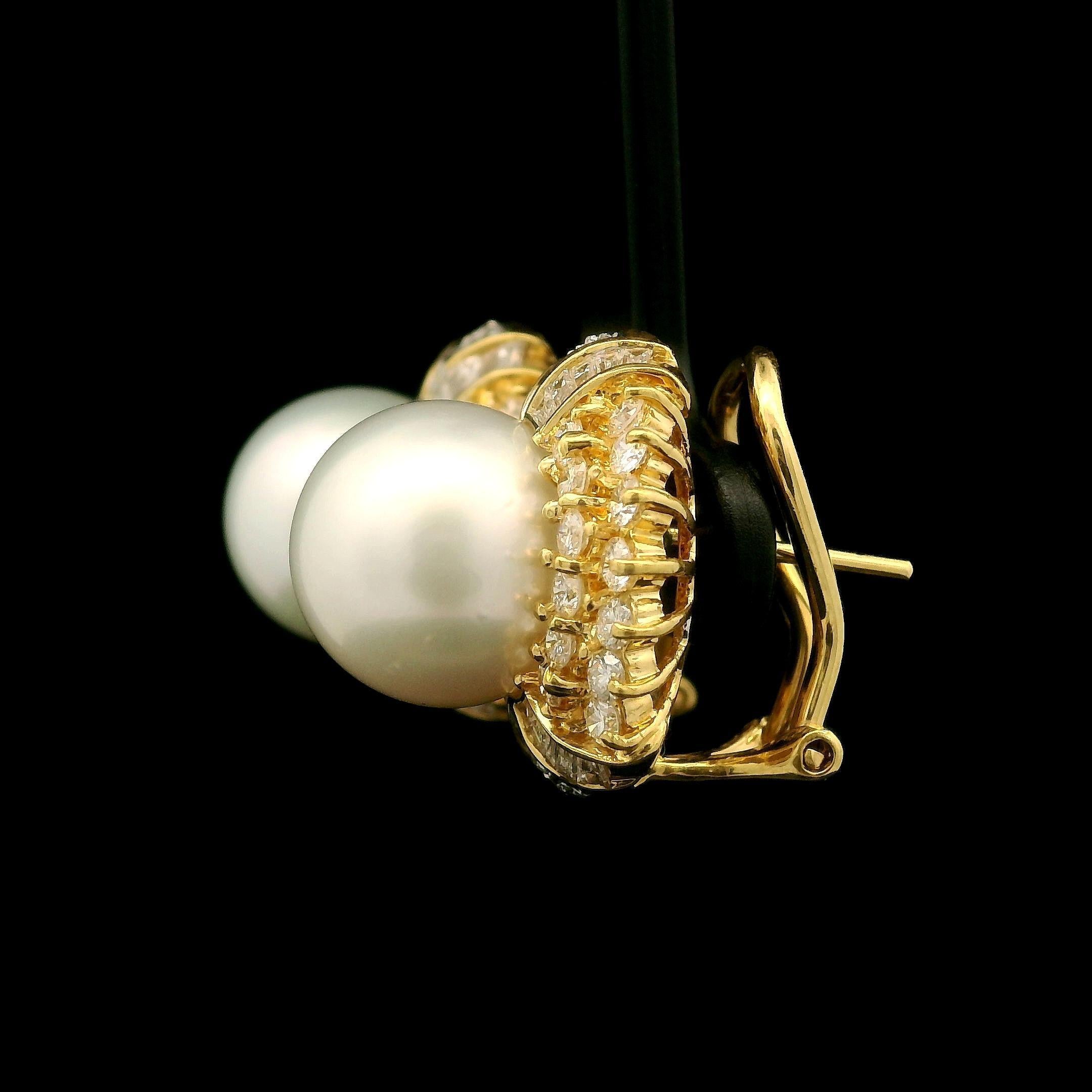 --Pietre: --
(2) Perle autentiche dei mari del Sud - Forma rotonda - Colore bianco puro - Eccellente lucentezza - 11,5 mm ciascuna (circa)
Diamanti Nature autentici - 64 diamanti rotondi taglio Brilliante e 40 diamanti affusolati taglio Baguette -