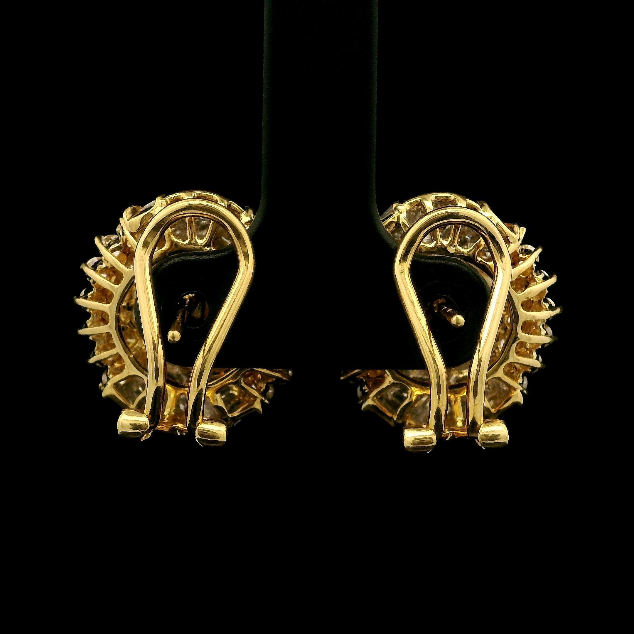 Orecchini Omega in oro giallo 18k con perle bianche dei mari del sud da 11,5 mm e diamanti da 1,55 ct. In condizioni ottime in vendita a Montclair, NJ