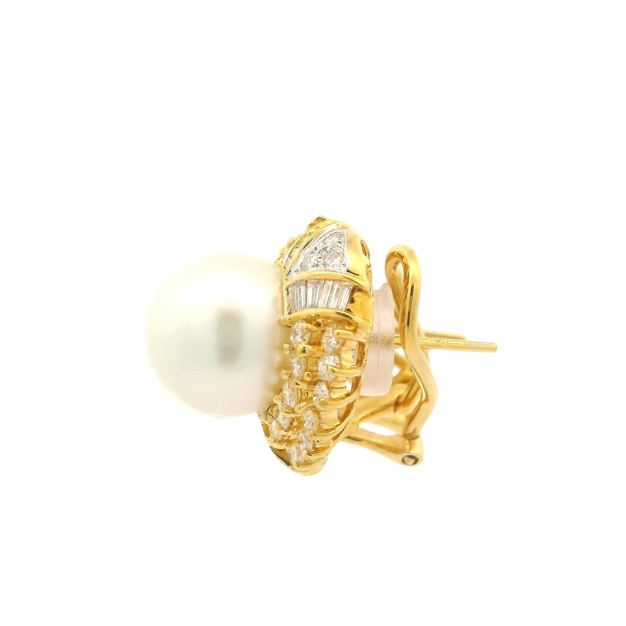 Orecchini Omega in oro giallo 18k con perle bianche dei mari del sud da 11,5 mm e diamanti da 1,55 ct. in vendita 1