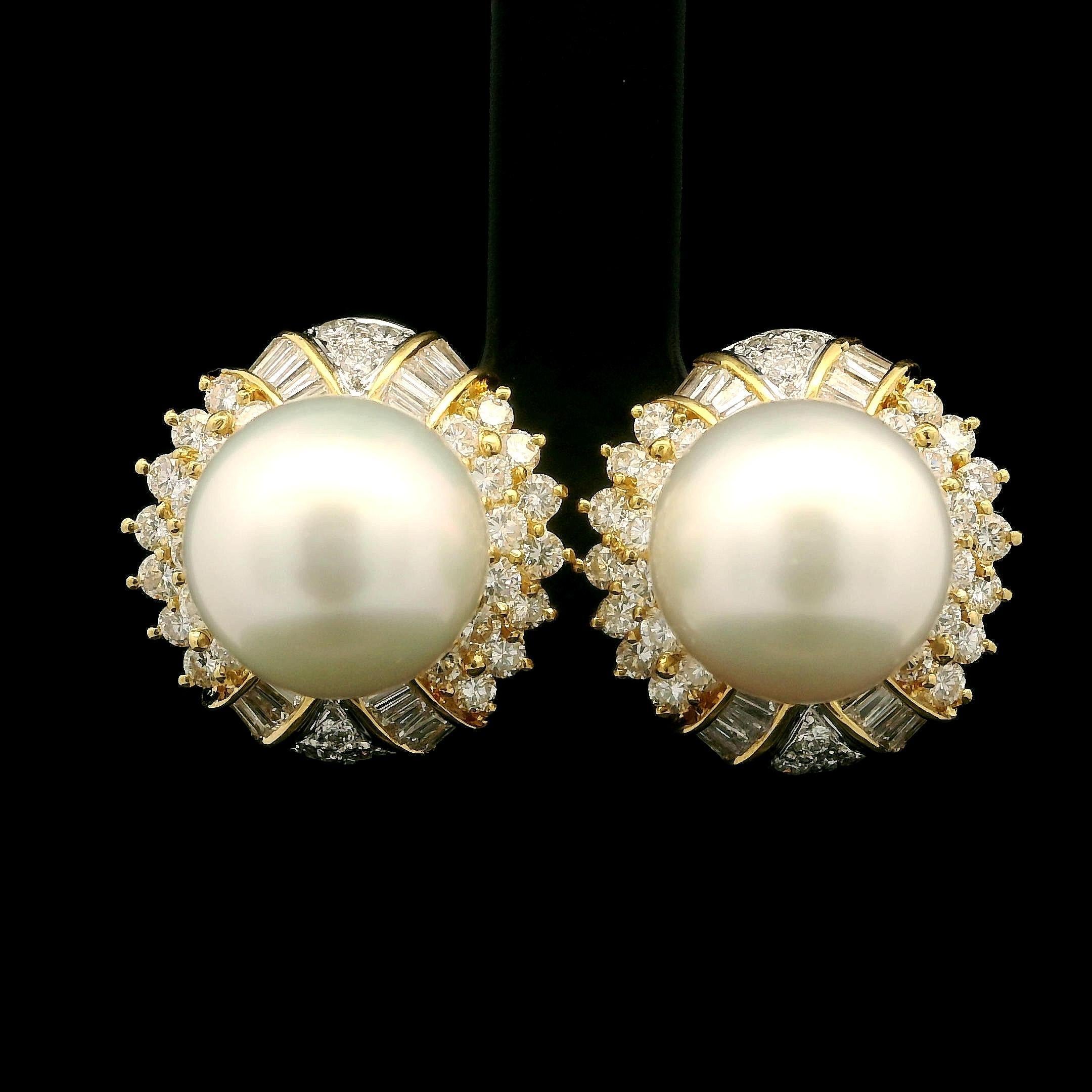 Orecchini Omega in oro giallo 18k con perle bianche dei mari del sud da 11,5 mm e diamanti da 1,55 ct. in vendita 3