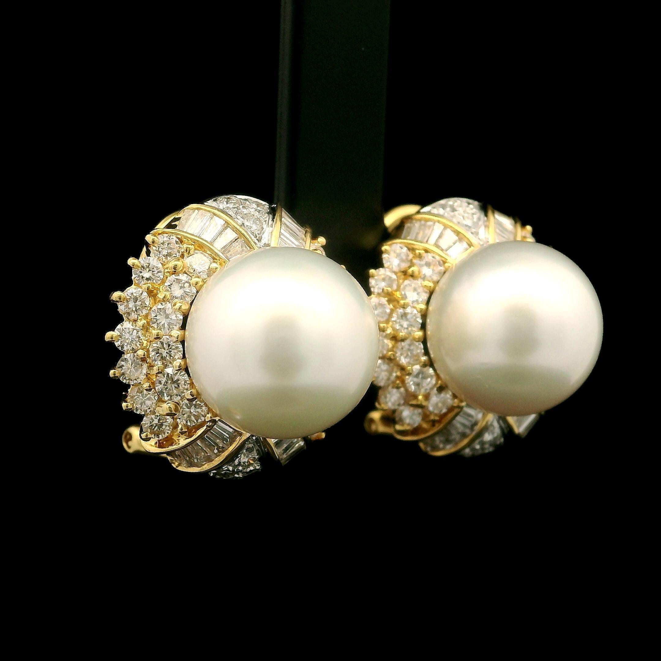 Orecchini Omega in oro giallo 18k con perle bianche dei mari del sud da 11,5 mm e diamanti da 1,55 ct. in vendita 4
