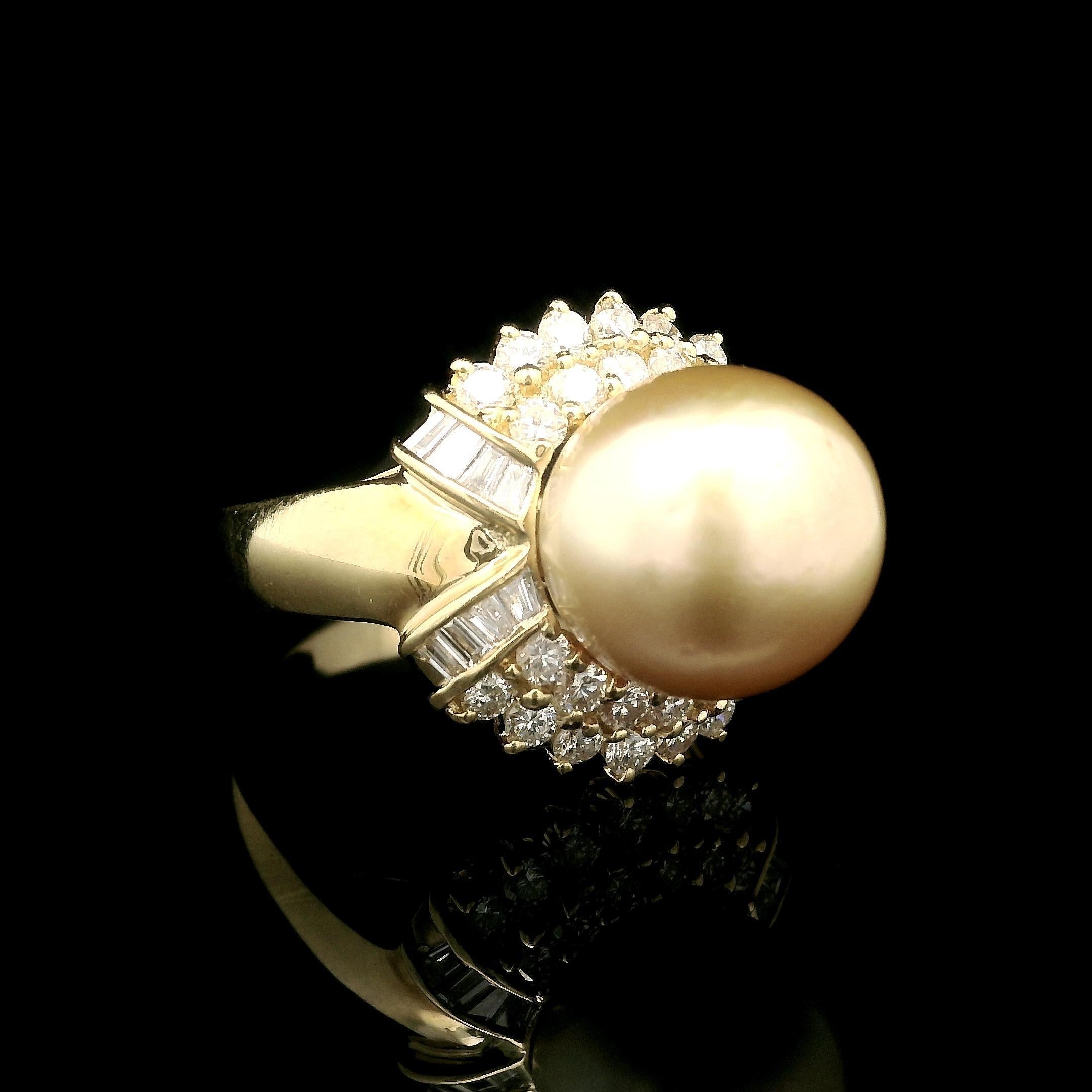 Anillo de cóctel de oro amarillo de 18 quilates con perla dorada de 11,6 mm y halo de diamantes de 1,10 quilates en venta 5