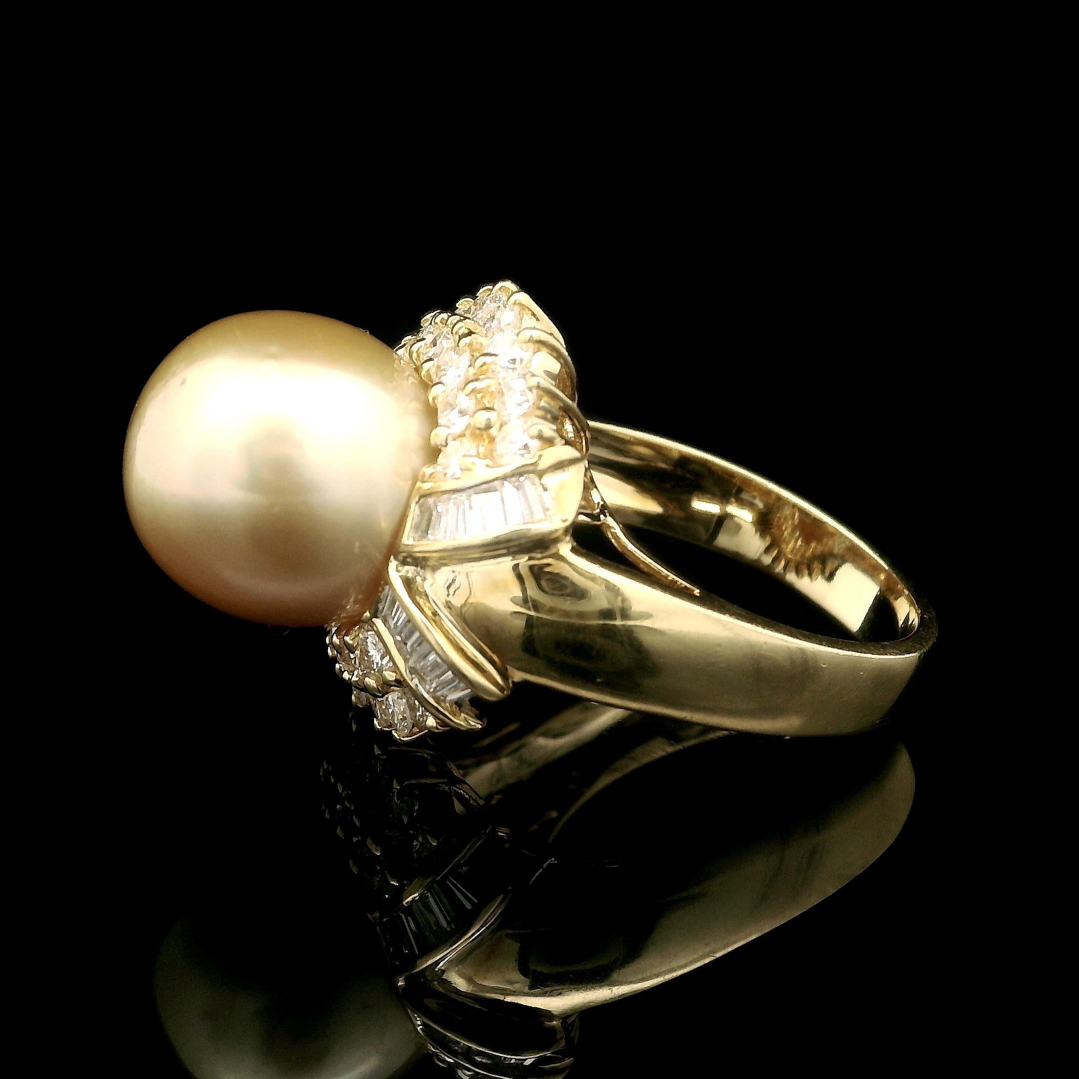 Anillo de cóctel de oro amarillo de 18 quilates con perla dorada de 11,6 mm y halo de diamantes de 1,10 quilates Corte redondo en venta