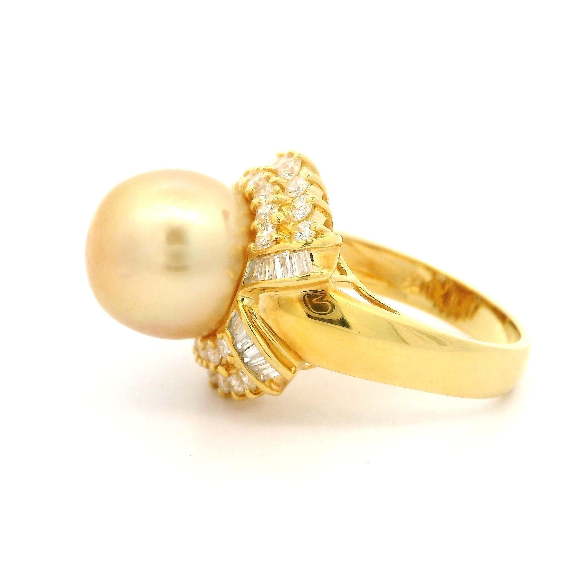 De las mujeres Anillo de cóctel de oro amarillo de 18 quilates con perla dorada de 11,6 mm y halo de diamantes de 1,10 quilates en venta