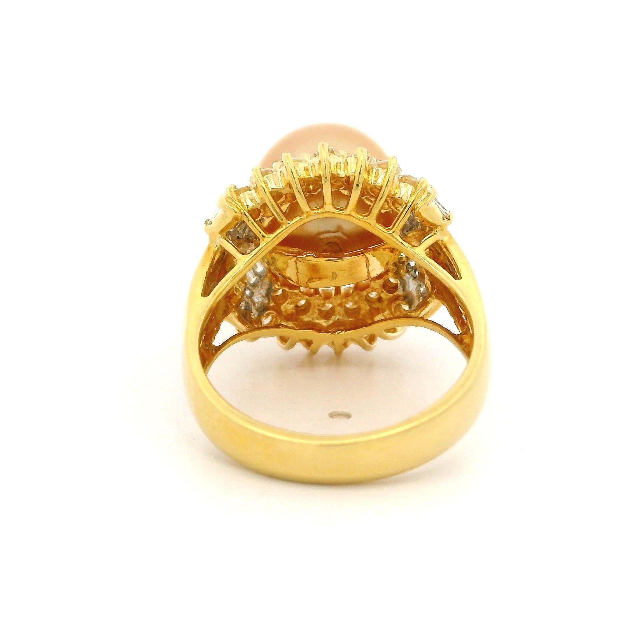 Anillo de cóctel de oro amarillo de 18 quilates con perla dorada de 11,6 mm y halo de diamantes de 1,10 quilates en venta 1