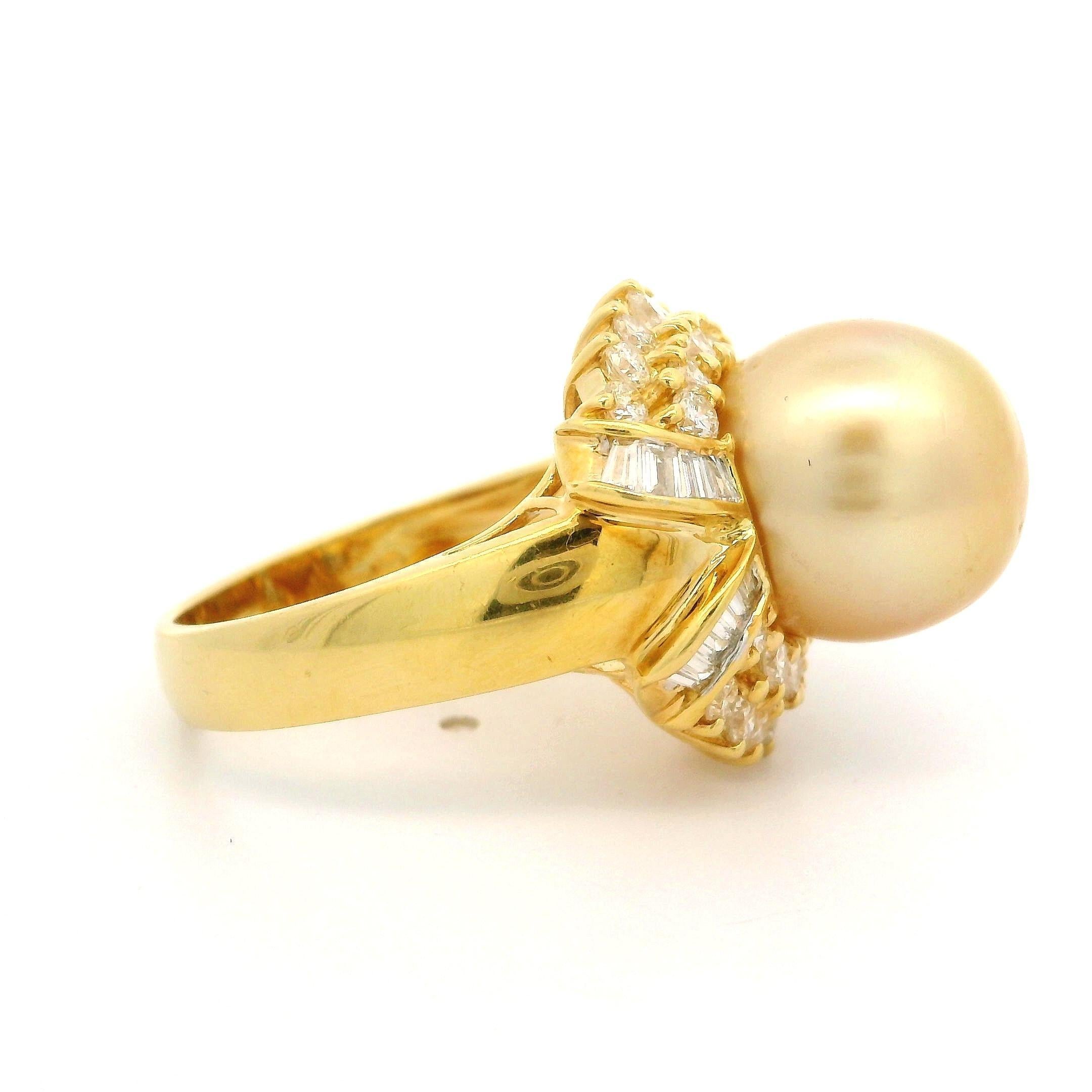 Anillo de cóctel de oro amarillo de 18 quilates con perla dorada de 11,6 mm y halo de diamantes de 1,10 quilates en venta 2
