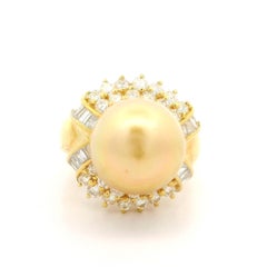 Anillo de cóctel de oro amarillo de 18 quilates con perla dorada de 11,6 mm y halo de diamantes de 1,10 quilates