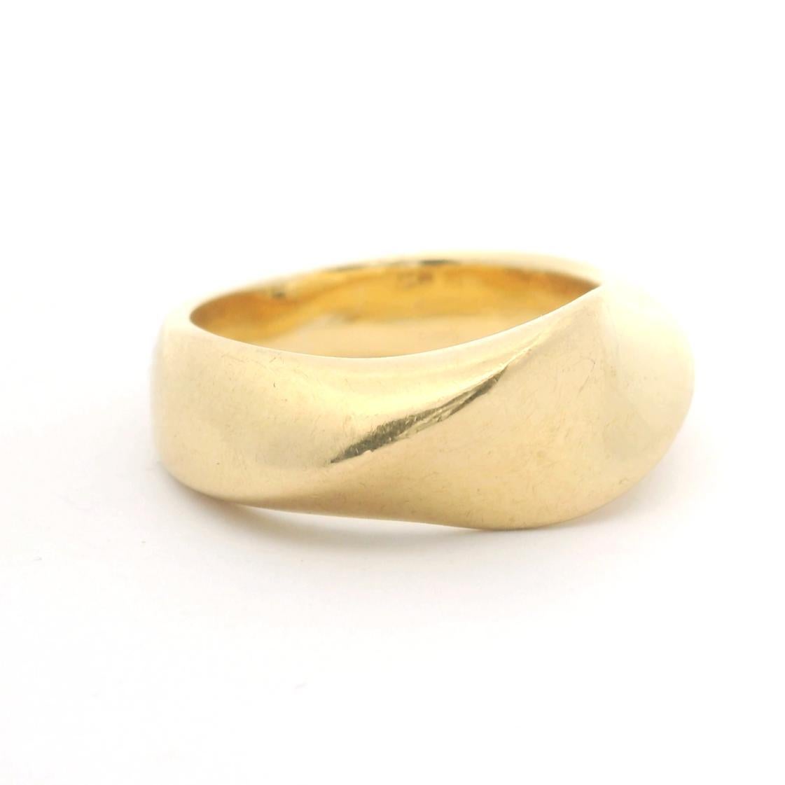 Bedingung:  Ausgezeichneter Condit, professionell gereinigt und poliert
Metall:  18k Gold (markiert und professionell getestet)
Gewicht:  11.8g
Breite:  8 mm an der breitesten Stelle, 4,5 mm an der schmalsten Stelle
Größe:  5.5
Markierungen:  
