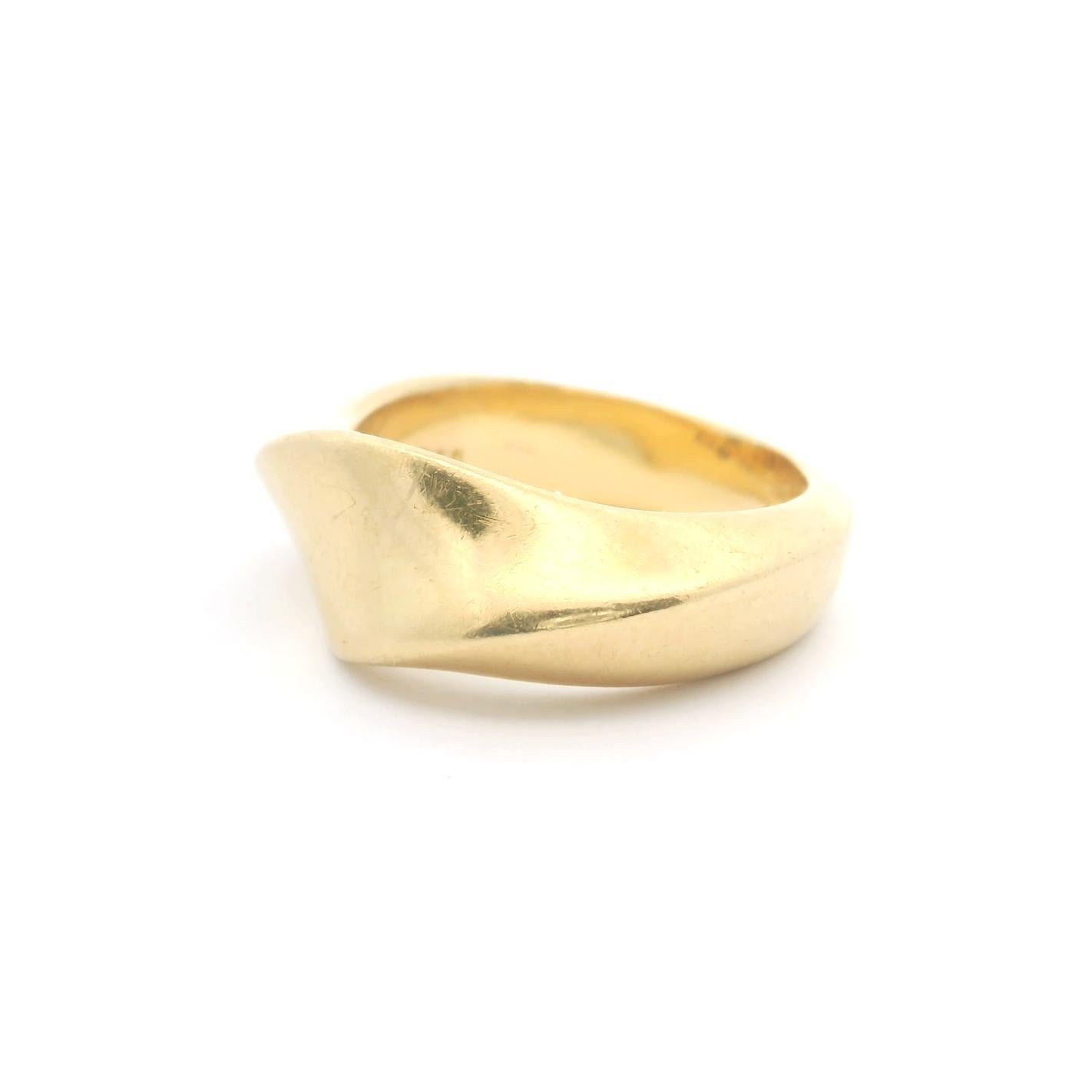 18 Karat Gelbgold 11,8 g massiver schwerer gedrehter Bandring Größe 5,5 im Zustand „Gut“ in Guilford, CT