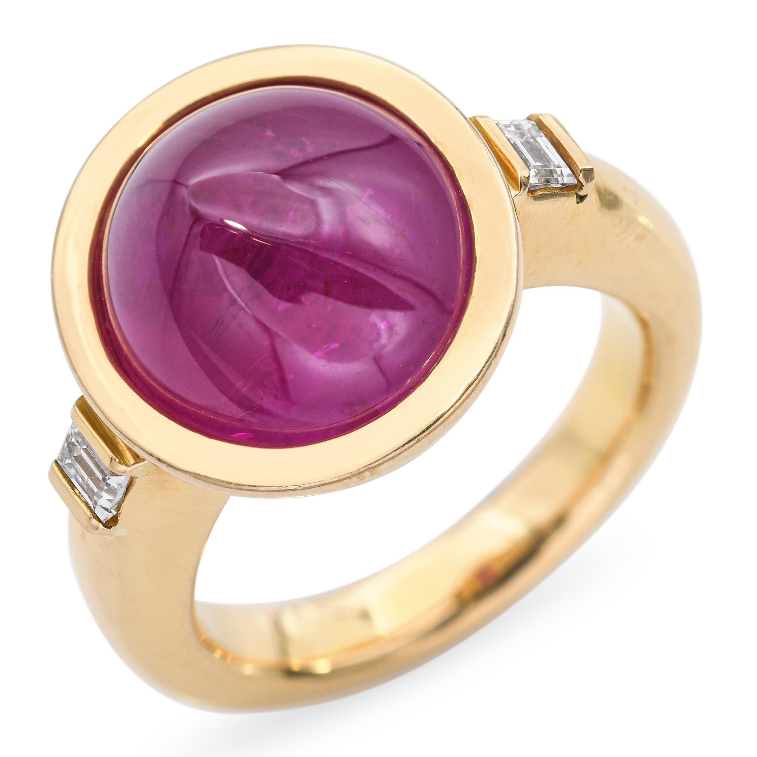 Cette bague vintage audacieuse présente un rubis naturel richement saturé, certifié par le GIA, serti dans une lourde monture en or jaune 18 carats. Le rubis affiche des tons rouges vifs et est rehaussé de diamants blancs brillants qui encadrent la