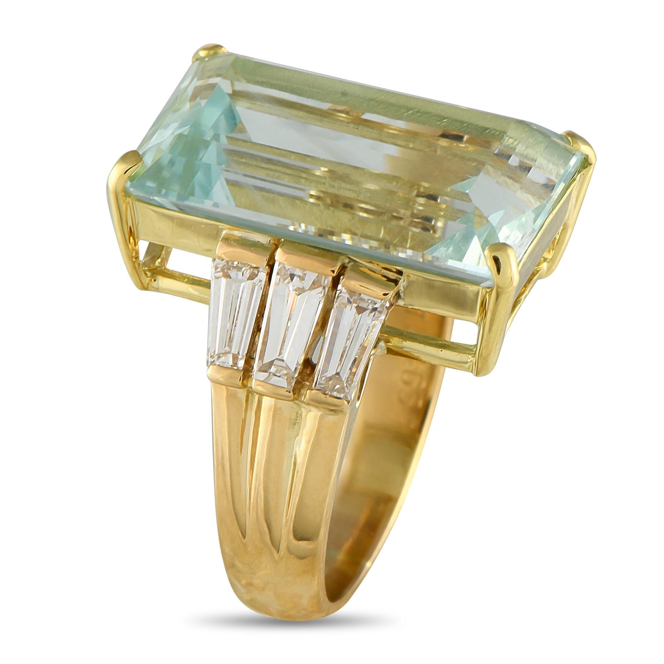 Questo anello da cocktail di grande effetto non smetterà di affascinare. Al centro dell'incastonatura in oro giallo 18 carati, una gemma di acquamarina da 13,46 carati fa una dichiarazione straordinaria. Le baguette di diamanti con un peso totale di