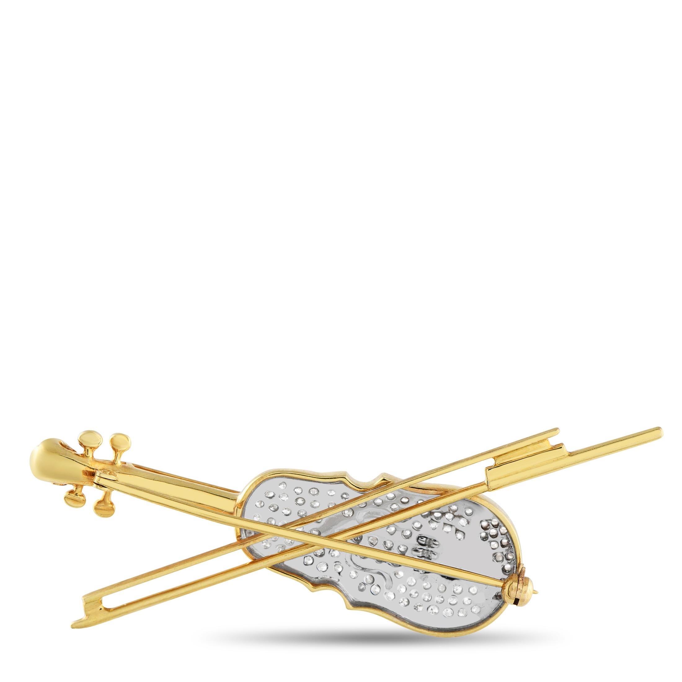 Tanto los músicos como los amantes de la música apreciarán la belleza de este broche de Oro Amarillo de 18 quilates. Representando un violín con su arco, el detallado diseño cobra vida gracias a los Diamantes incrustados con un peso total de 1,20
