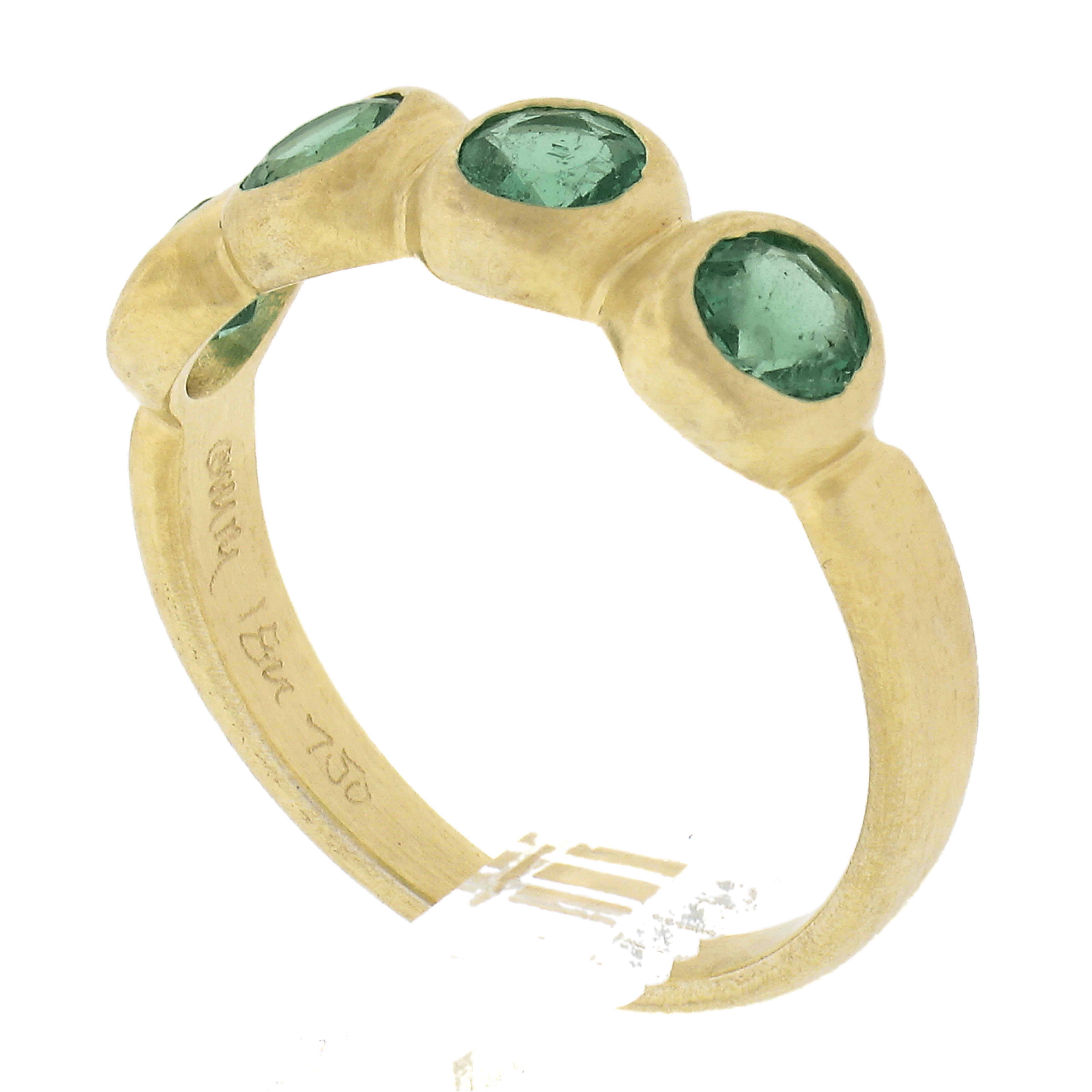 18K Yellow Gold 1.20ctw Round Brilliant Cut Emerald Brushed Stack Band Ring For Sale 4