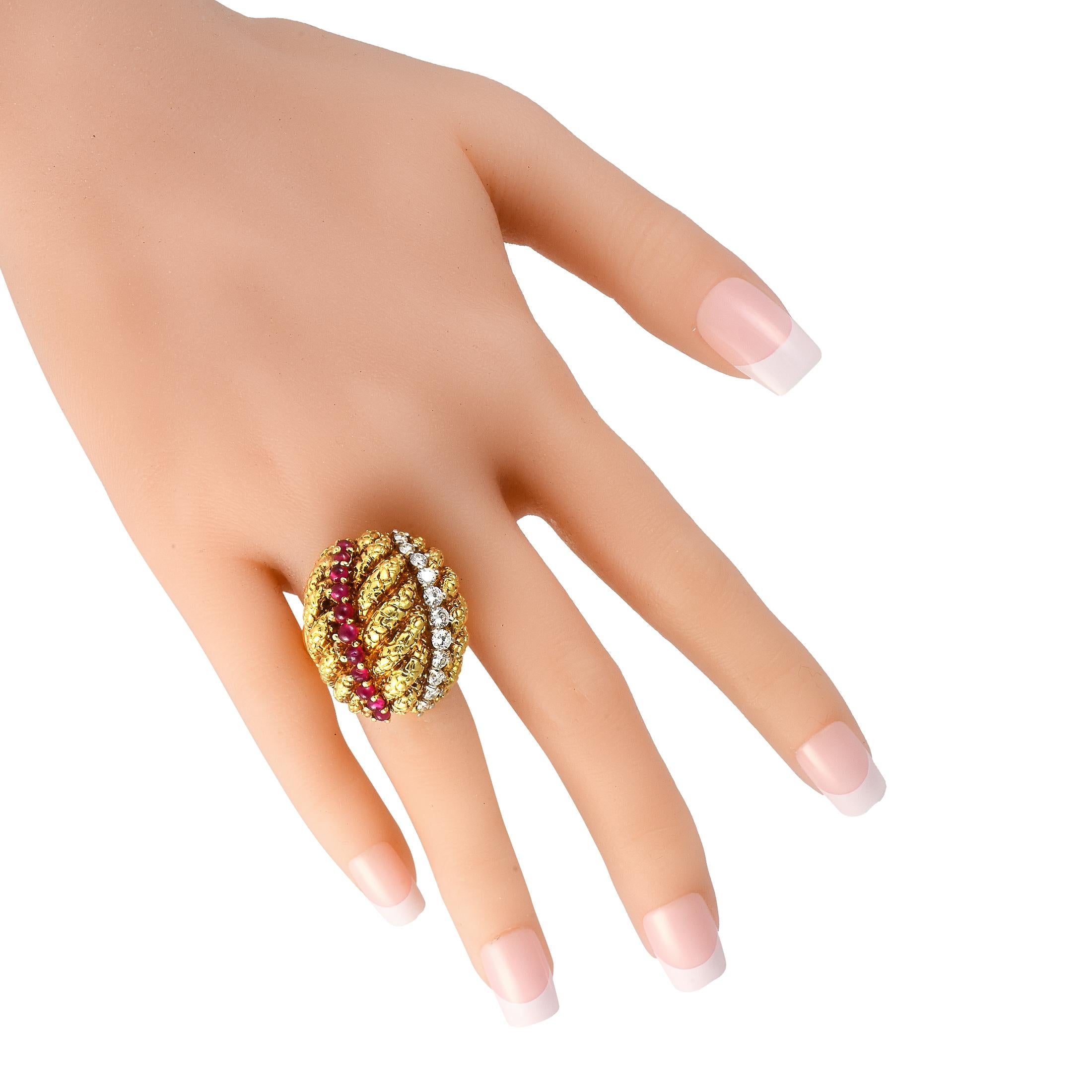 18 Karat Gelbgold Cocktail-Ring mit 1,25 Karat Diamant und Rubin (Rundschliff)