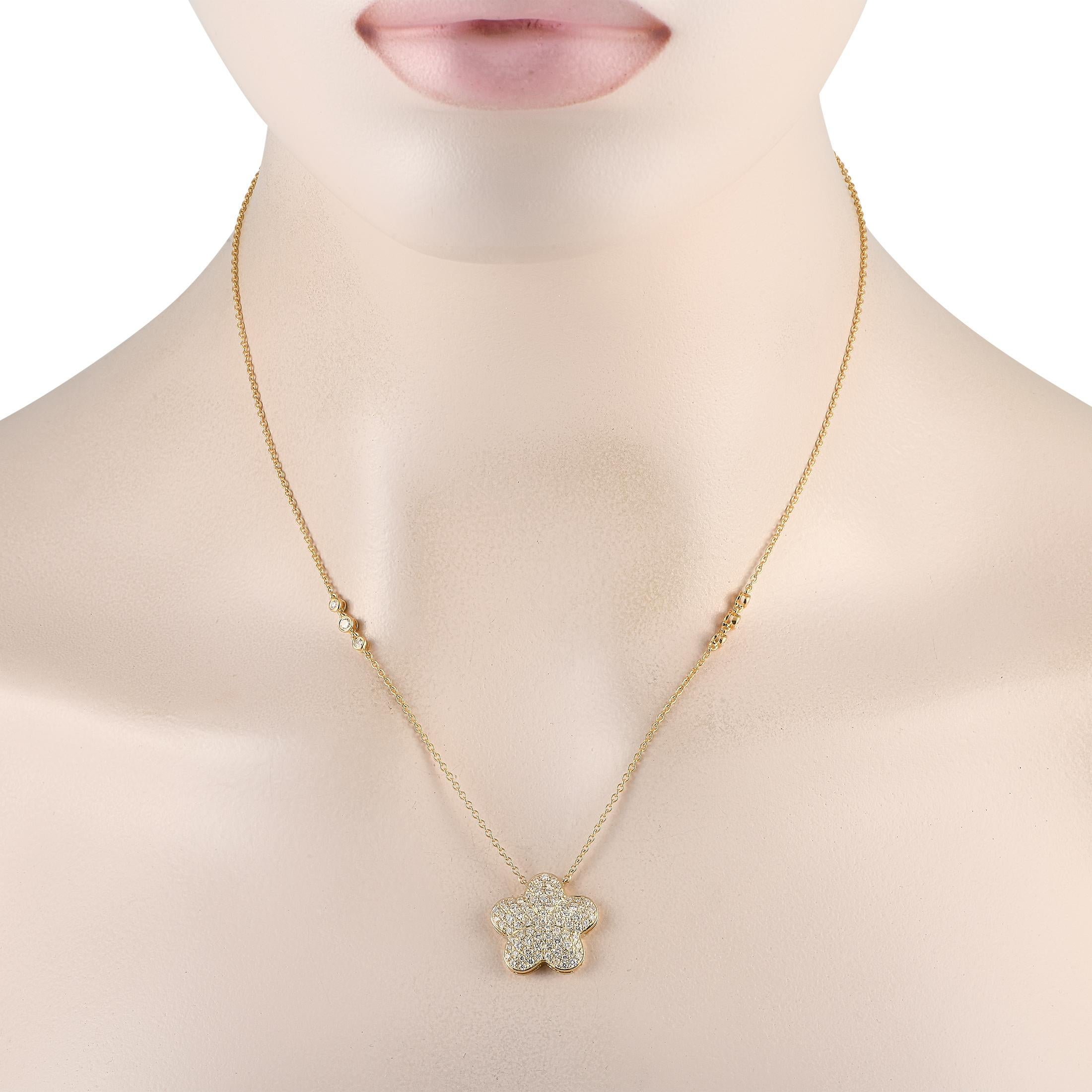 Ce collier d'une facture exquise ne cessera d'envoûter. Des diamants d'un poids total de 1,25 carat accentuent la chaîne de 18 ainsi que le pendentif en forme de fleur au centre du design. Fabriqué en or jaune 18 carats, le pendentif central mesure
