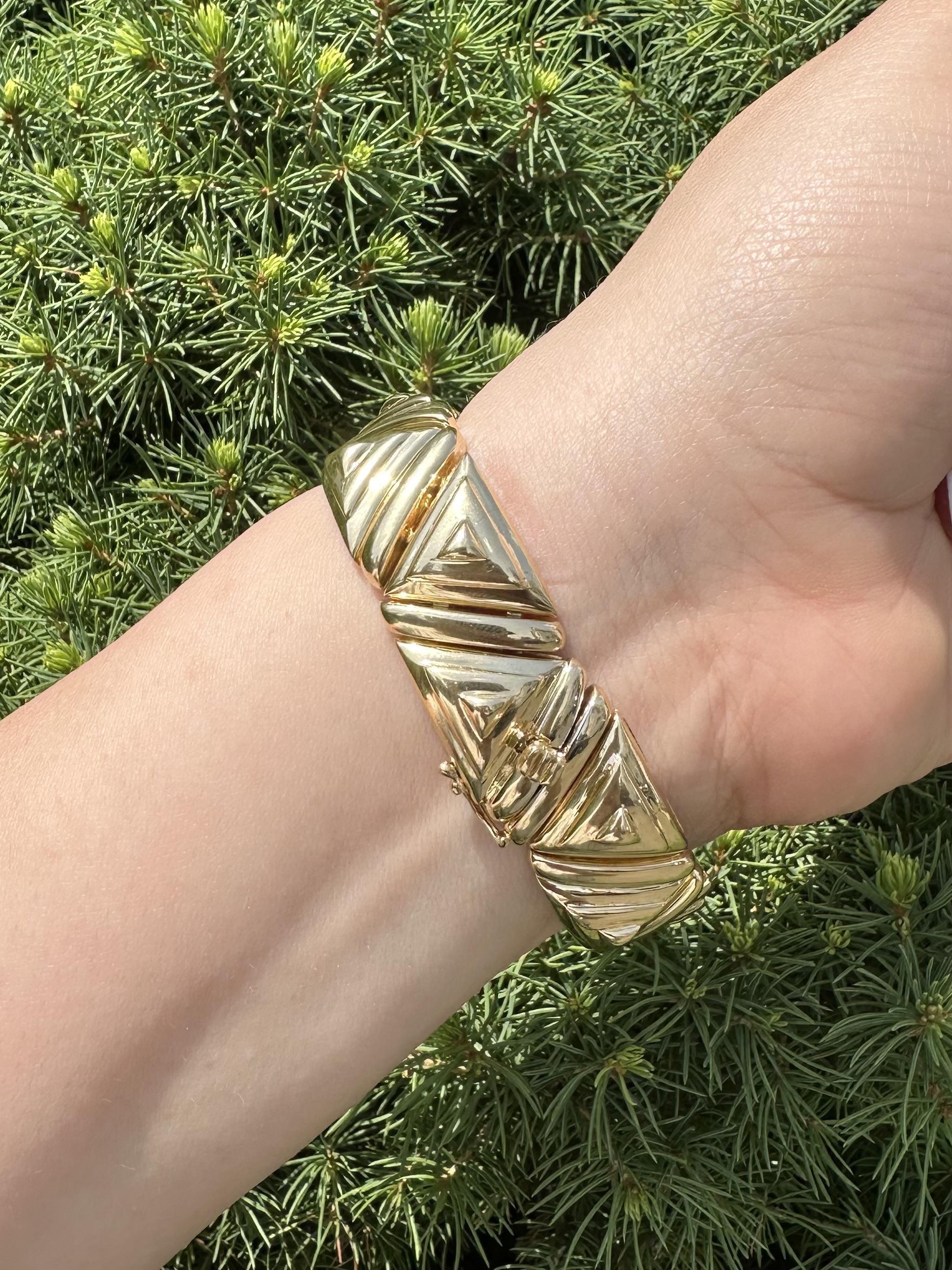--Stone(s):--
(42) Natural Genuine Diamonds - Round Brilliant Cut - Pave Set - F/G Color - VS1/VS2 clarity - 1.25ctw (approx.)

Material: Solid 18k Yellow Gold
Weight: 69.6 Grams
Bracelet Type: Puffed triangular link w/ Diamond bar stations
Bracelet