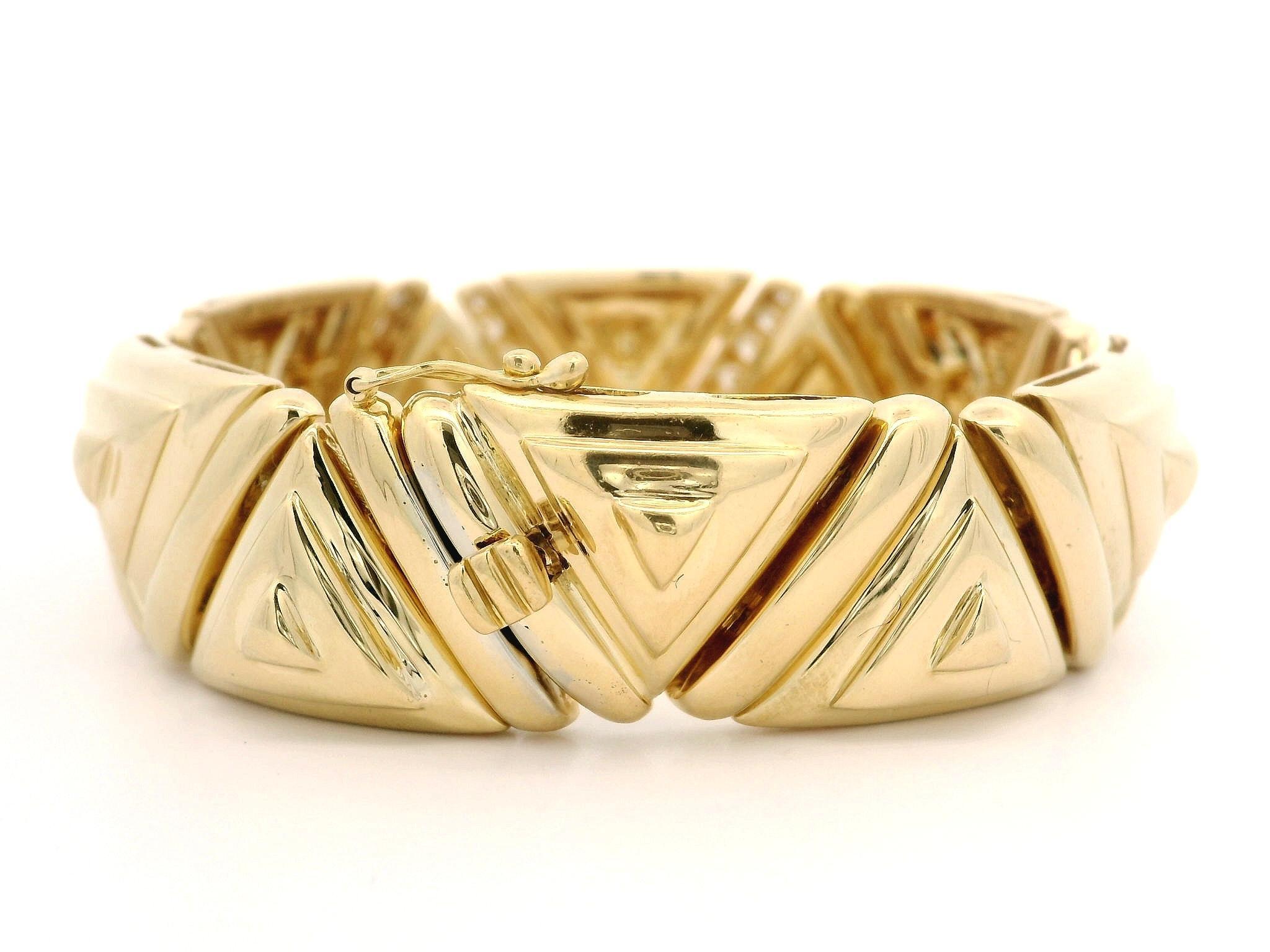 Brilliant Cut 18k Yellow Gold 1.25ctw Diamond Wide Puffed Triangular Link Statement Bracelet For Sale