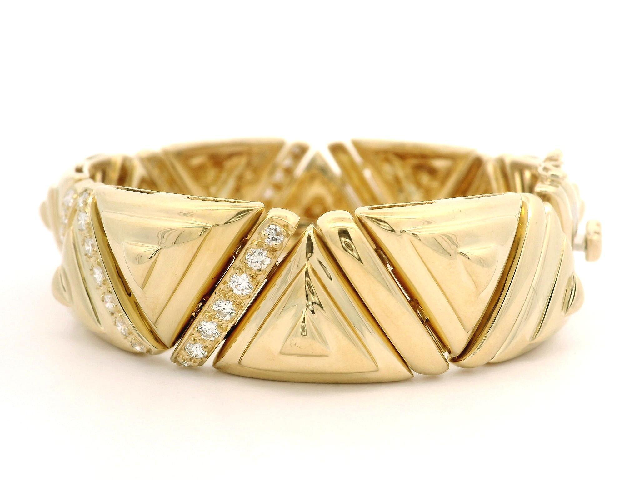18k Yellow Gold 1.25ctw Diamond Wide Puffed Triangular Link Statement Bracelet In Excellent Condition For Sale In Montclair, NJ