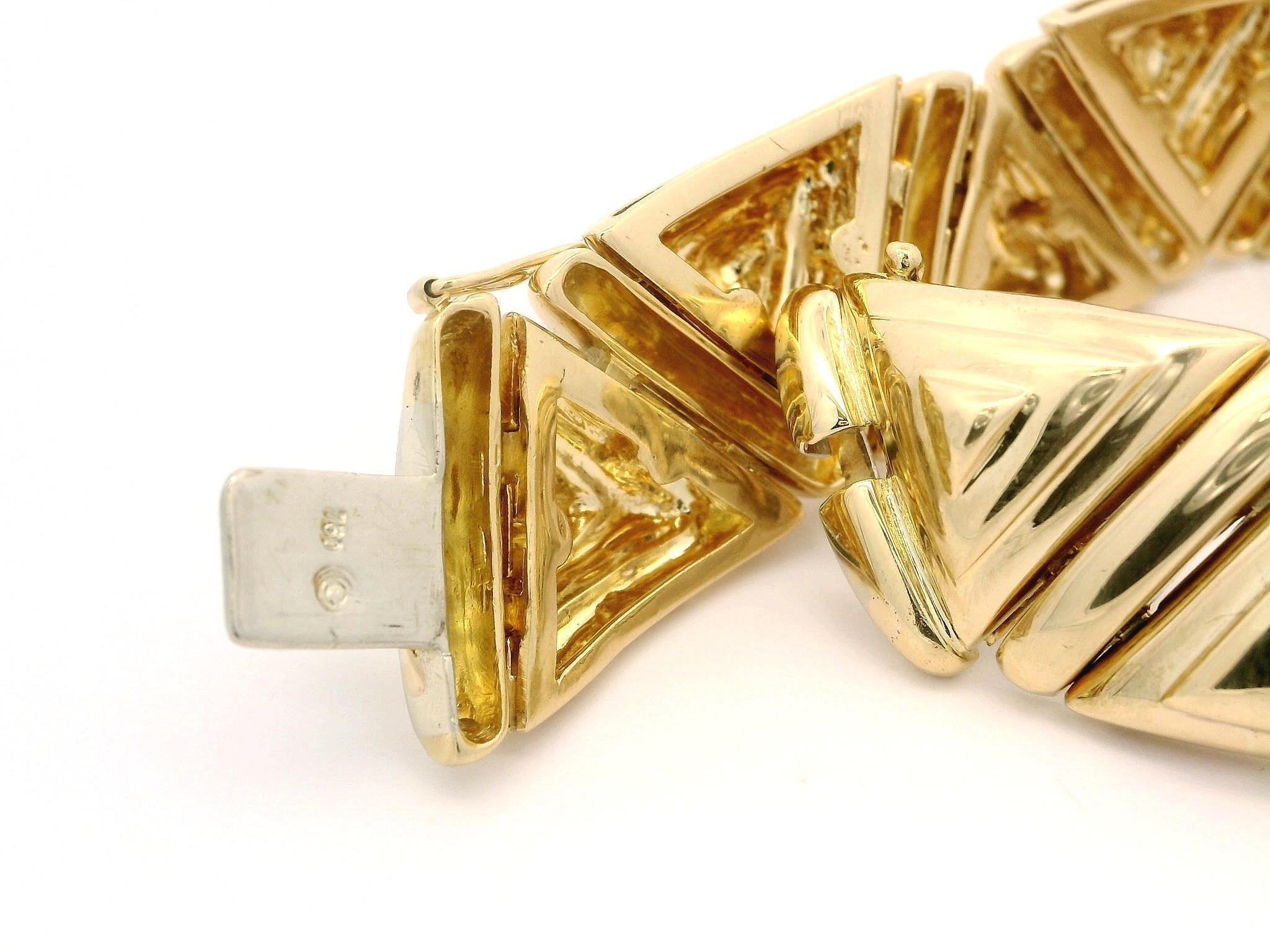 18k Yellow Gold 1.25ctw Diamond Wide Puffed Triangular Link Statement Bracelet For Sale 1