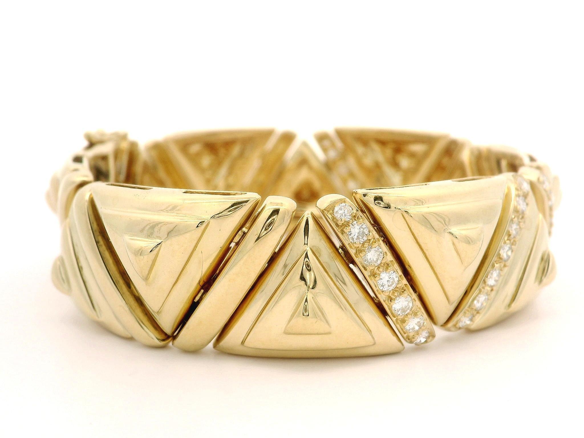 18k Yellow Gold 1.25ctw Diamond Wide Puffed Triangular Link Statement Bracelet For Sale 3
