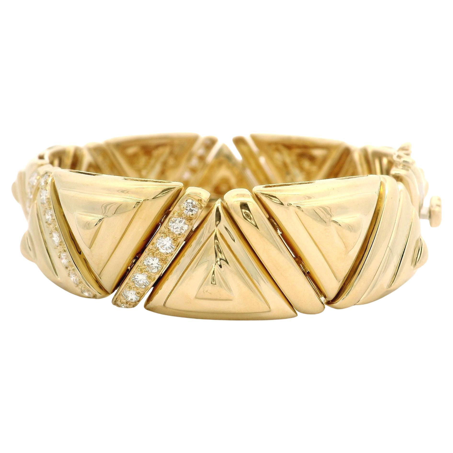 18k Yellow Gold 1.25ctw Diamond Wide Puffed Triangular Link Statement Bracelet For Sale