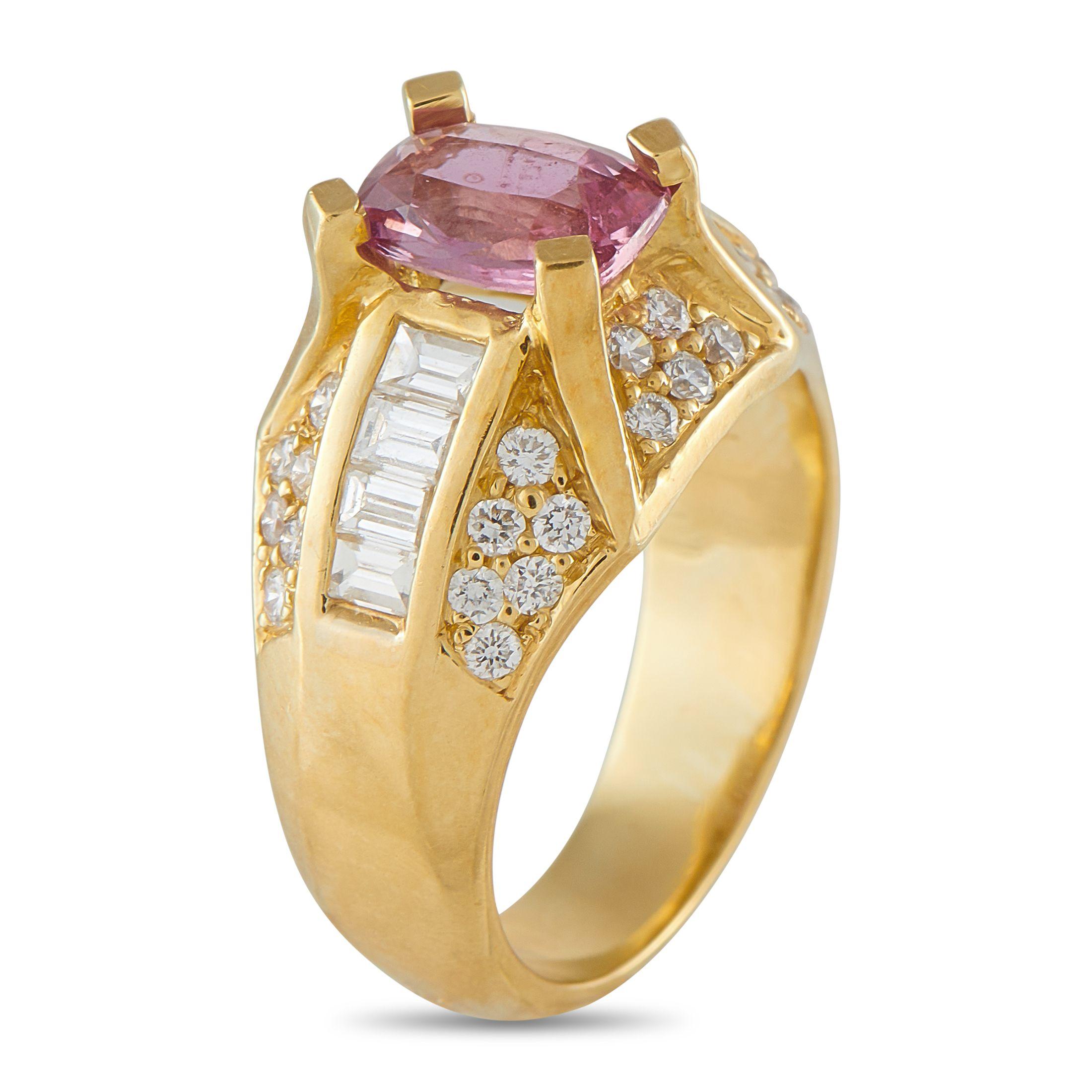 Cette bague intemporelle est élégante, sophistiquée et impressionnante à l'infini. L'audacieuse monture en or jaune 18 carats prend vie grâce à un arrangement époustouflant de diamants enchâssés totalisant 1,28 carats. La pierre centrale en saphir