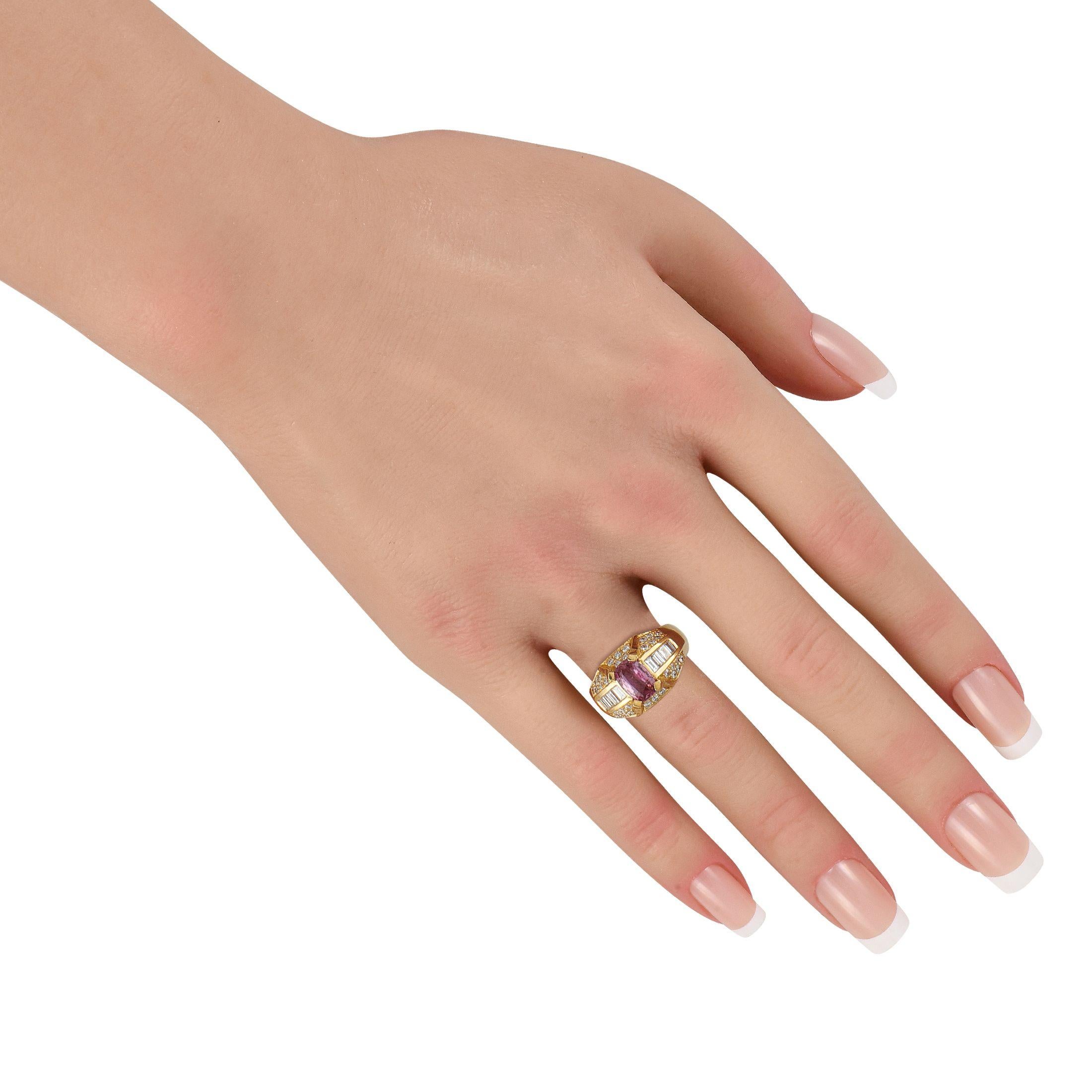 Taille ronde Bague en or jaune 18K sertie d'un diamant de 1,28ct et d'un saphir rose MF06-070125 en vente