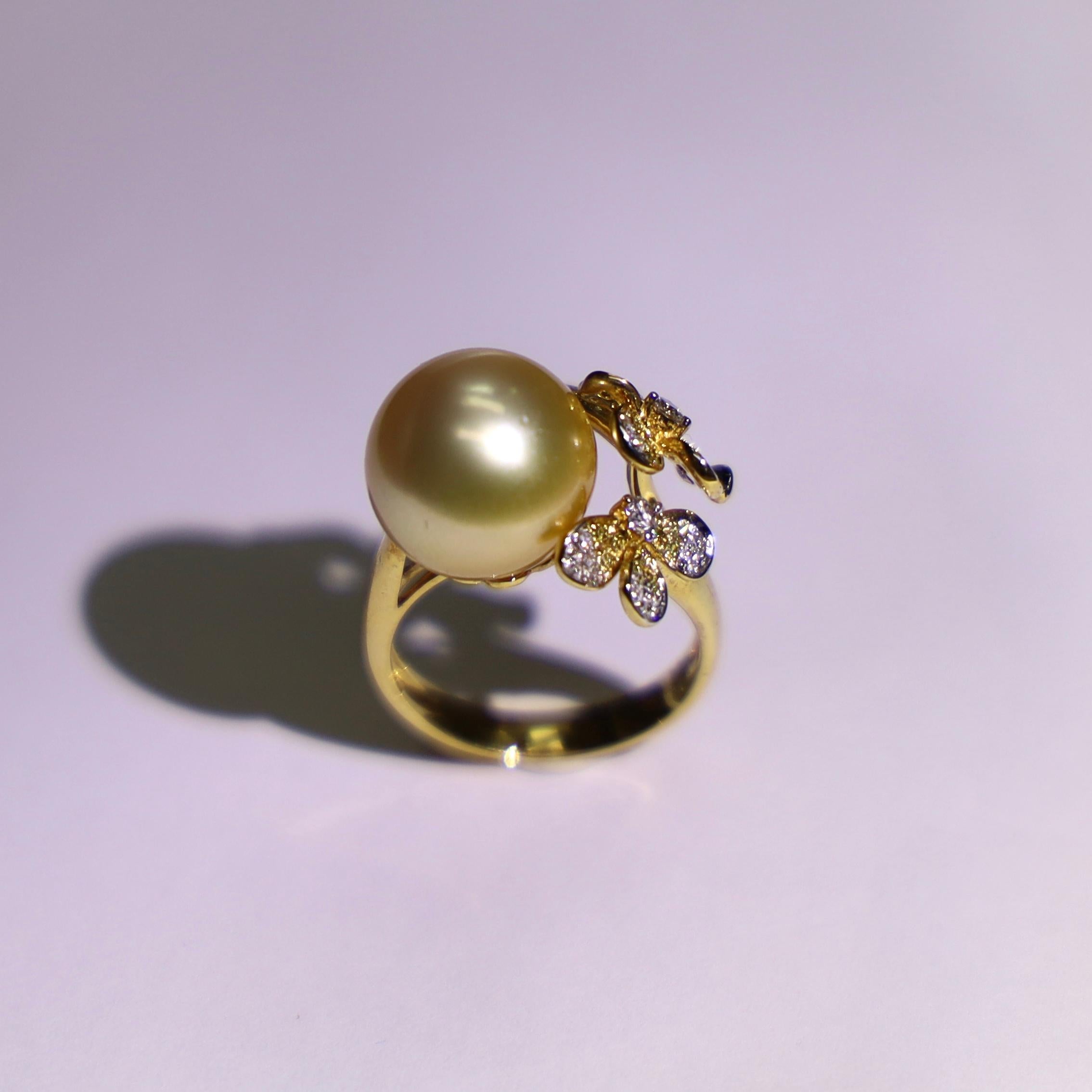 18 Karat Gelbgold 12,8 mm Südsee-Goldperlen-Verlobungsring mit Diamanten (Rundschliff) im Angebot