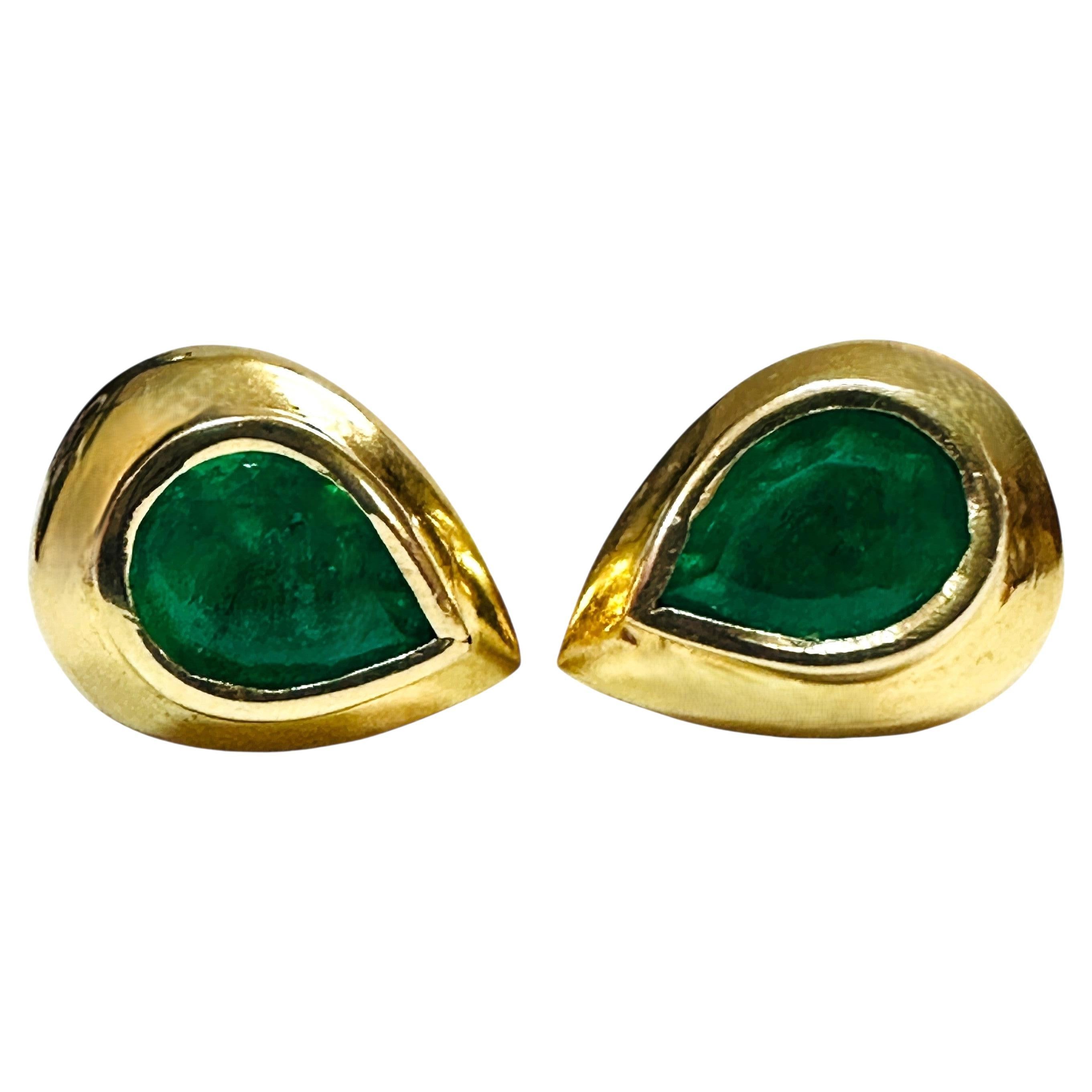 18K Yellow Gold 1.30 Carat Emerald Tear Drop Stud Earrings im Angebot
