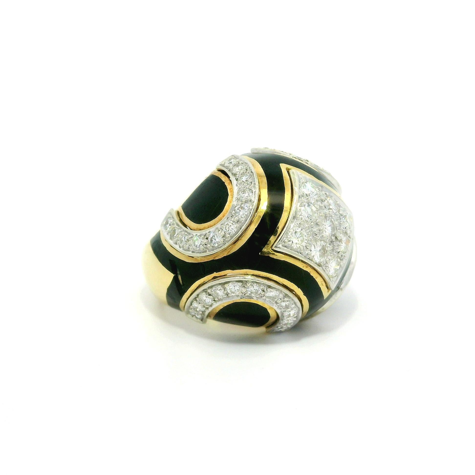 Taglio brillante Anello in oro giallo 18k con diamante da 1,30 carati e smalto nero a cupola, misura 5 in vendita