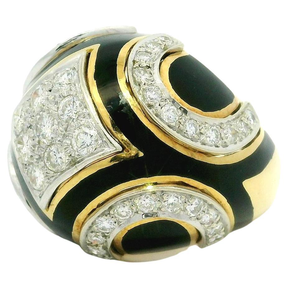 Anello in oro giallo 18k con diamante da 1,30 carati e smalto nero a cupola, misura 5 in vendita